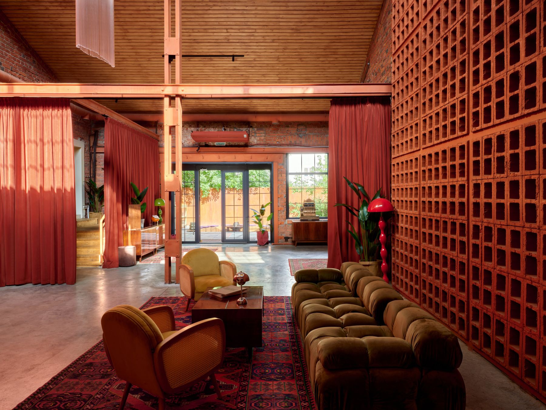 Выставка в лофте VINYL