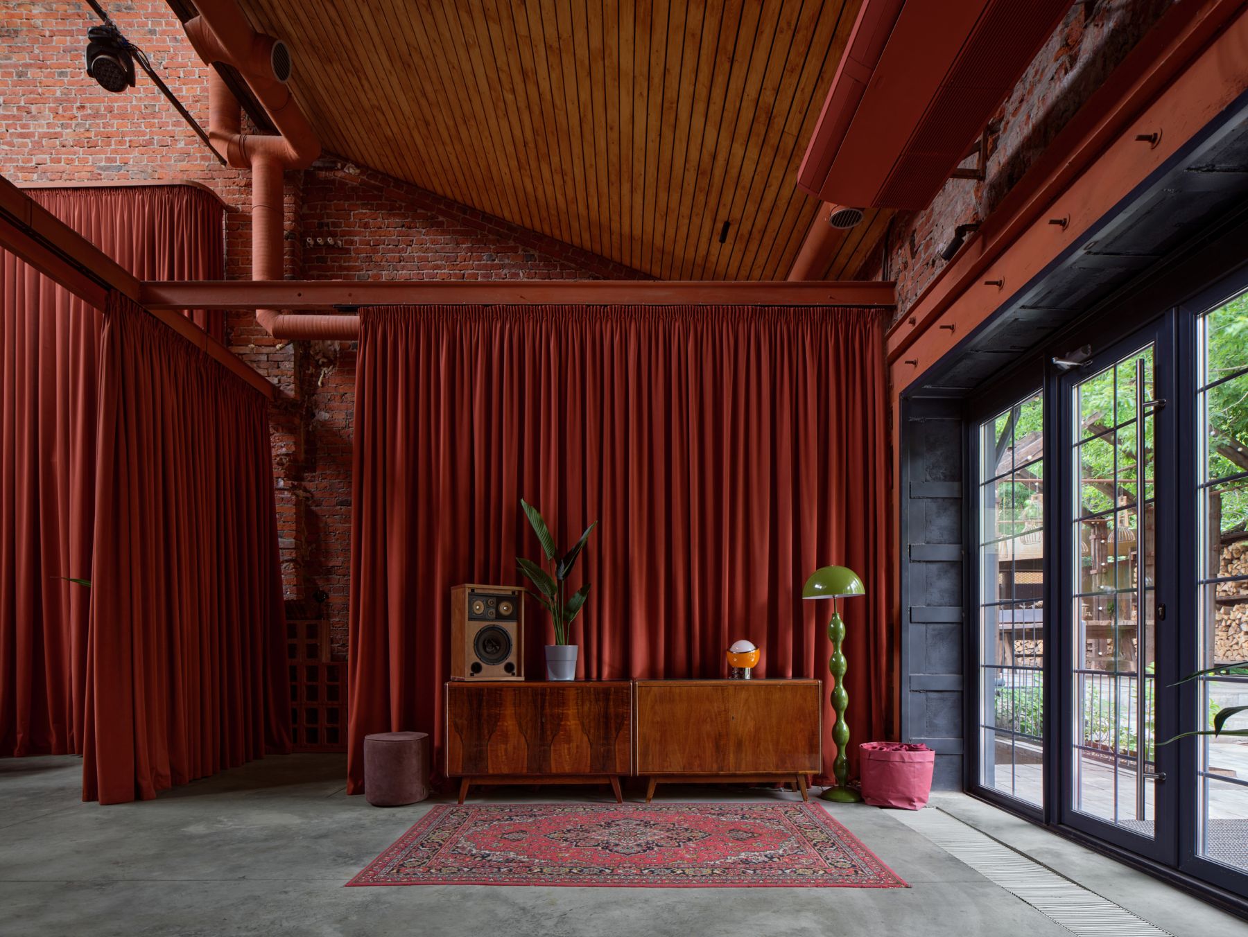 Барная стойка в лофте VINYL