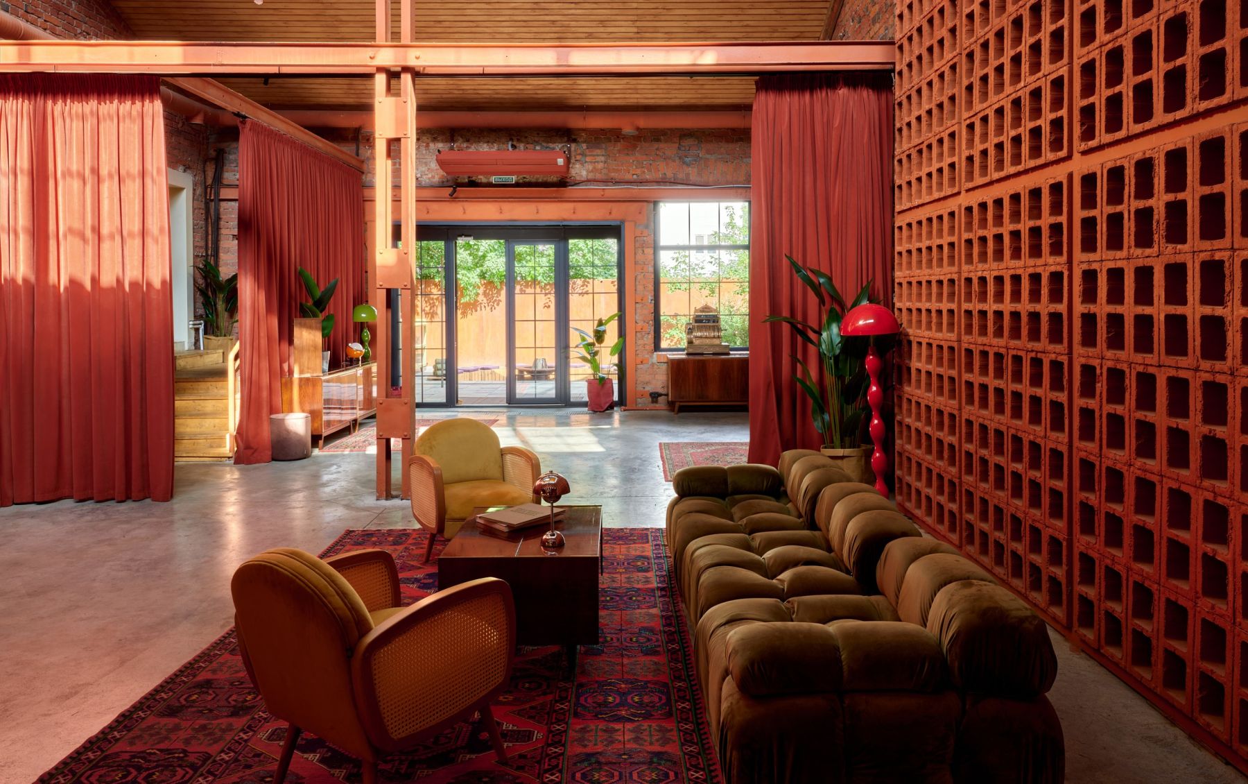 Лофт VINYL с панорамными окнами