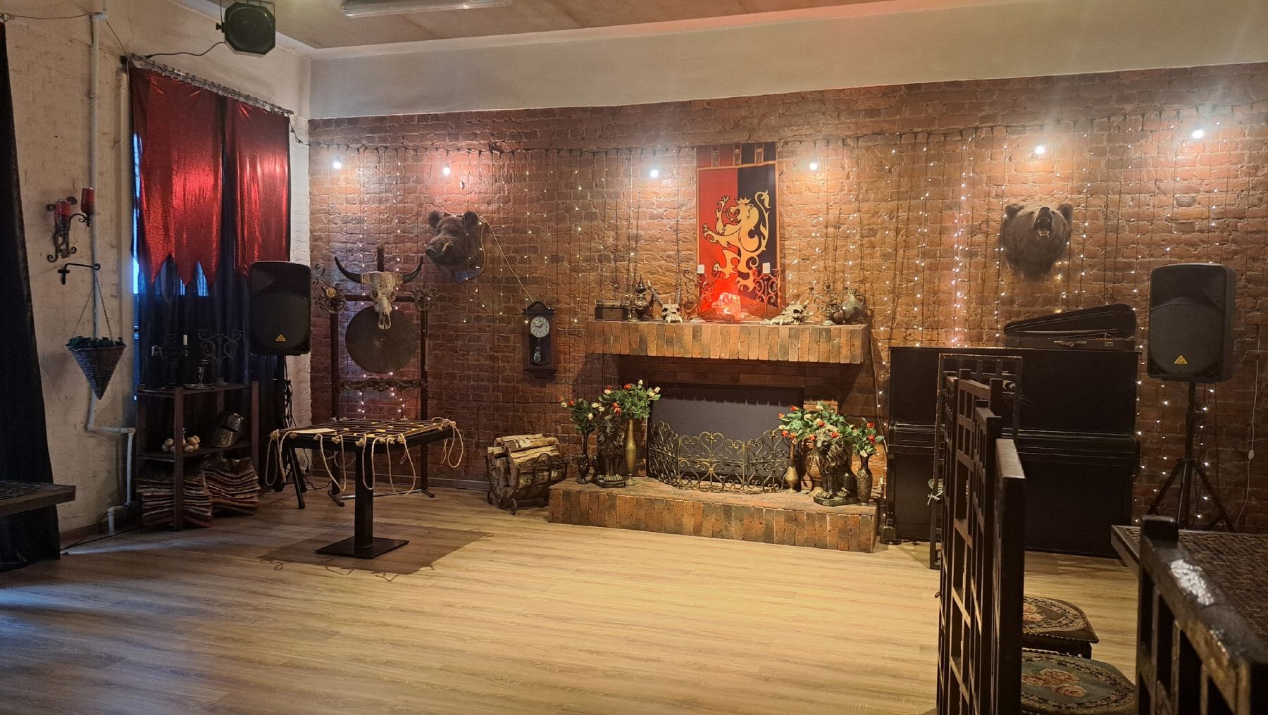 Зал для мероприятий с антикварной мебелью