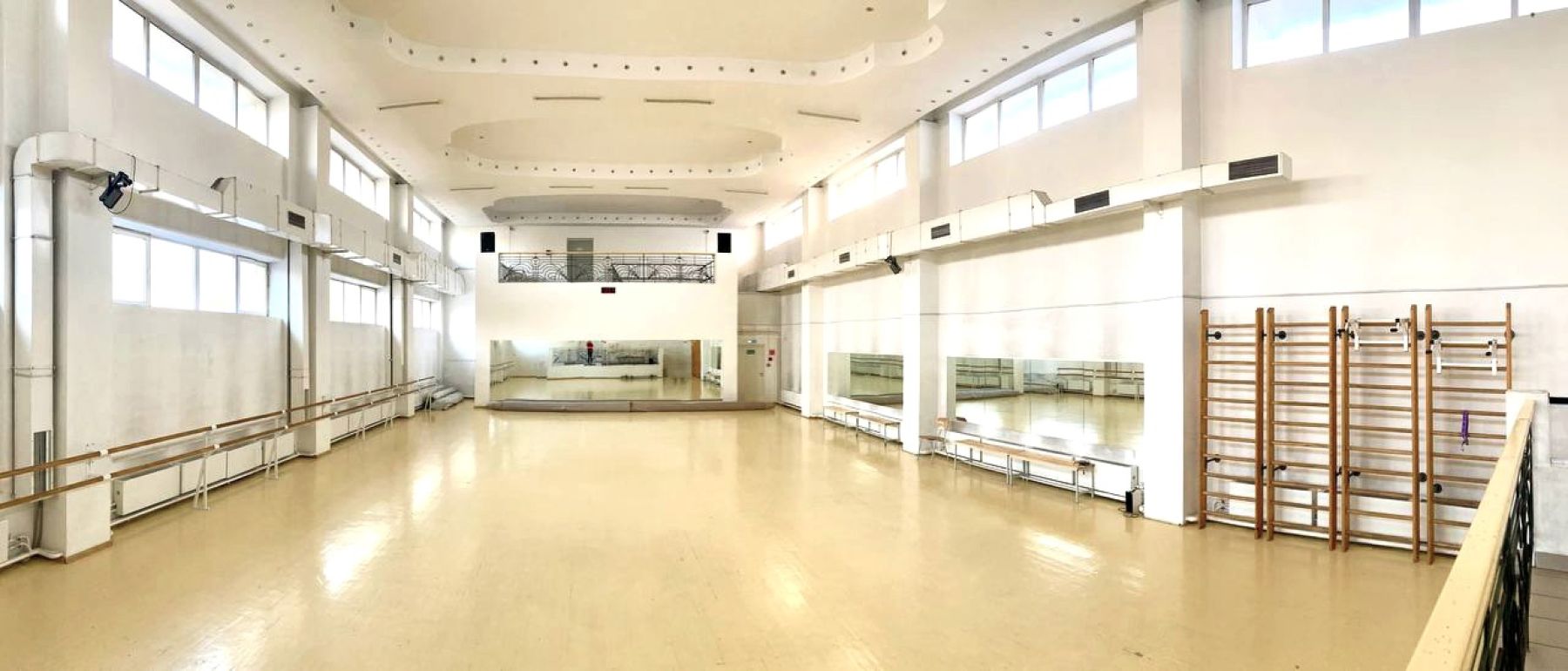 Трибуны для зрителей в спортивном зале