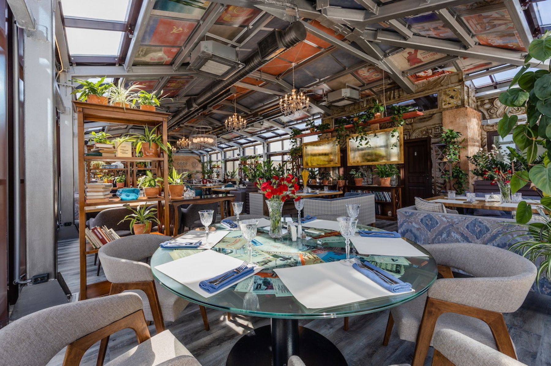 Стол в ресторане Союз с блюдами