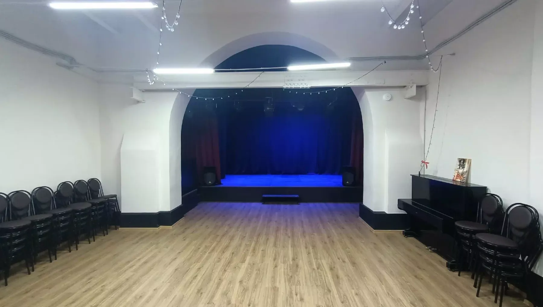 Интерьер зала с высоким потолком