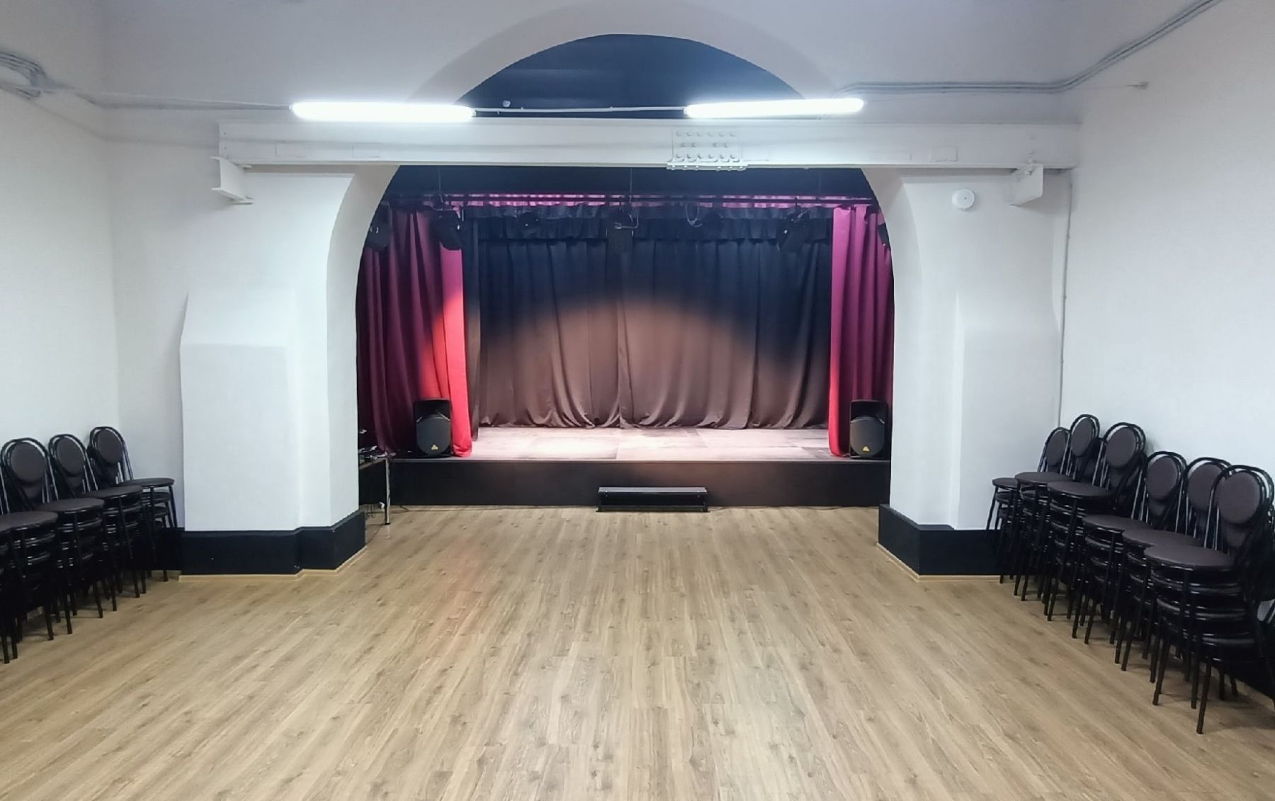 Зал со сценой для мероприятий на Площади Ленина