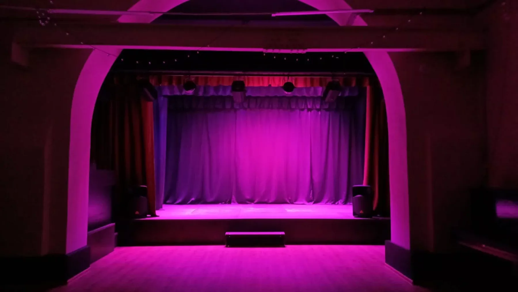 Профессиональное оборудование в зале для мероприятий