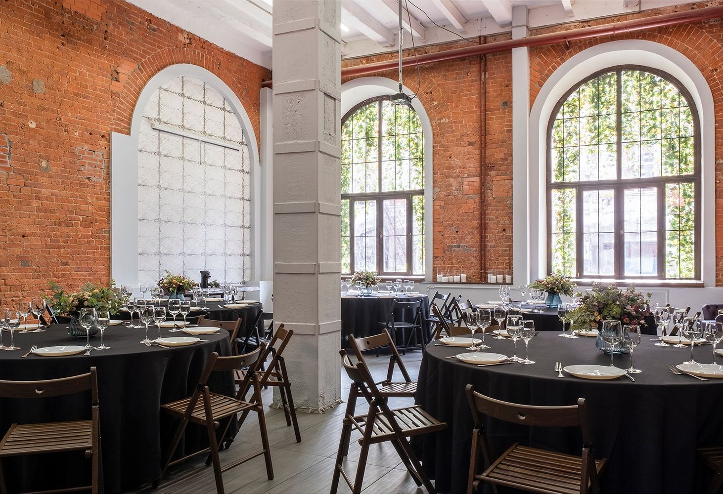 Интерьер лофта Geo Loft с панорамными окнами