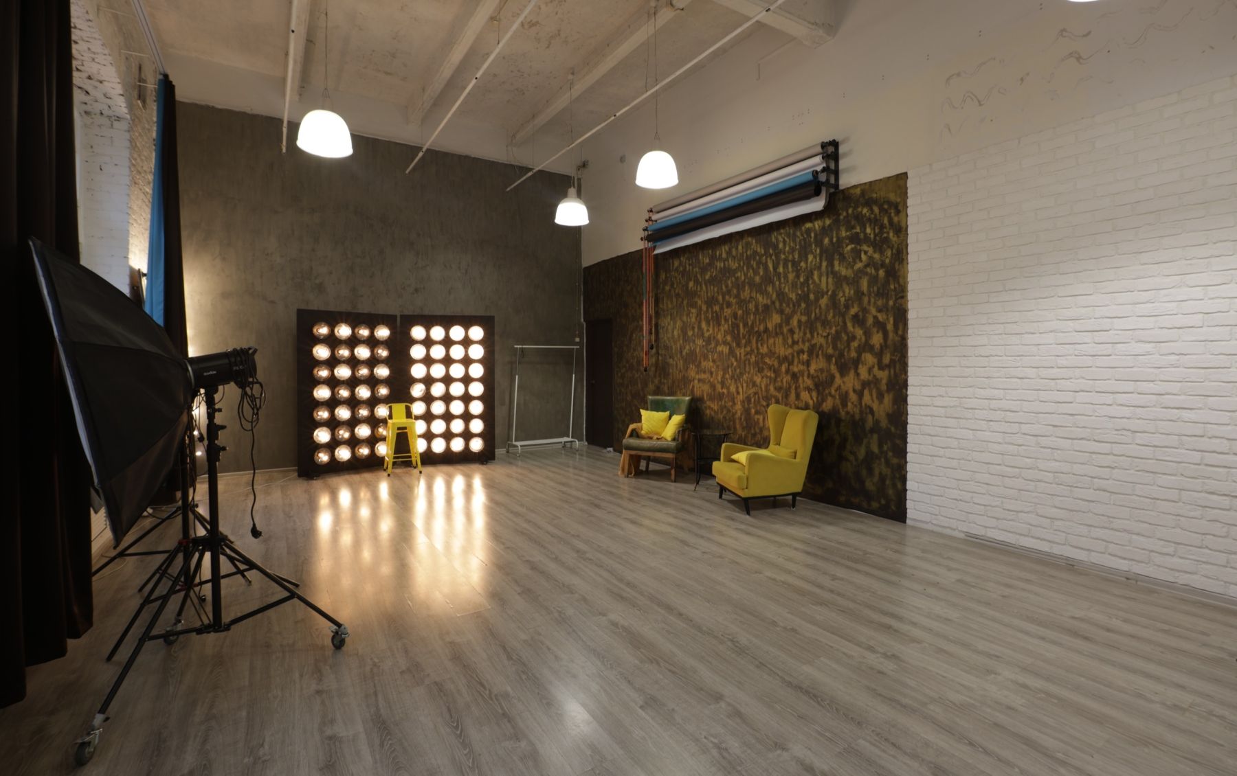 Просторный лофт для мероприятий с большими окнами