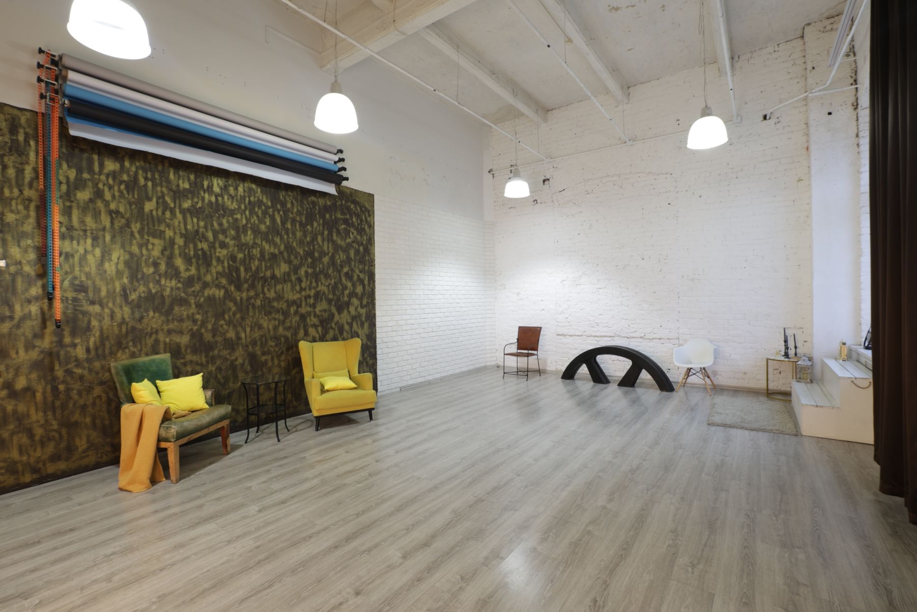 Зал для мероприятий с проектором и флипчартом