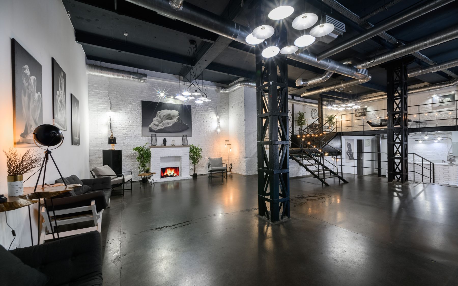 Интерьер лофта Роден с дизайнерскими элементами