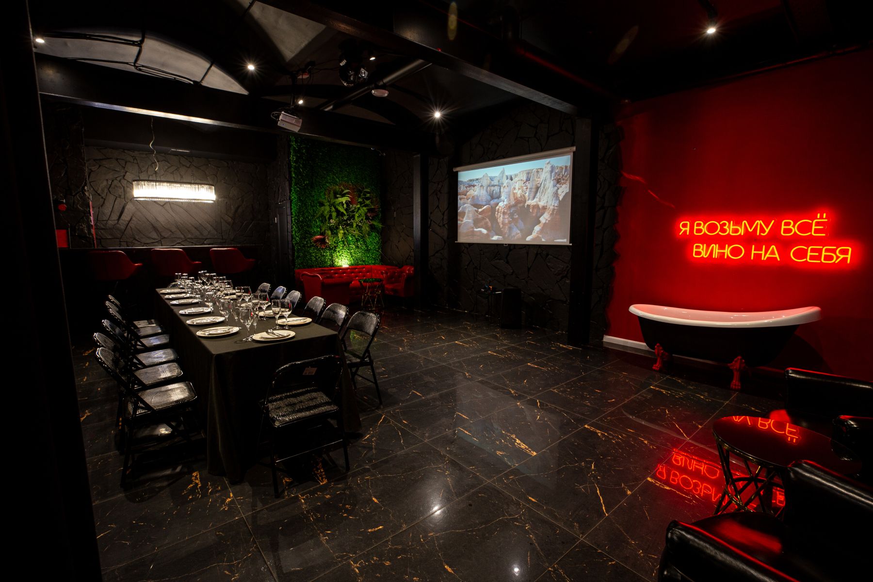 Просторный лофт с дизайнерским интерьером