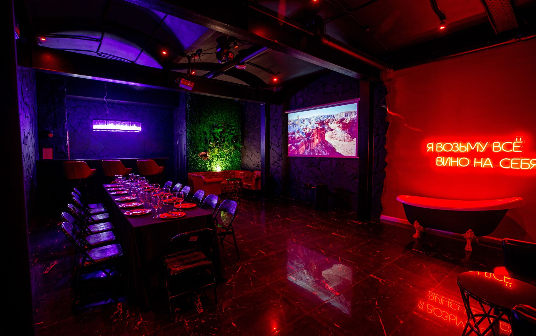 Kristall Loft - интерьер в черных и красных тонах