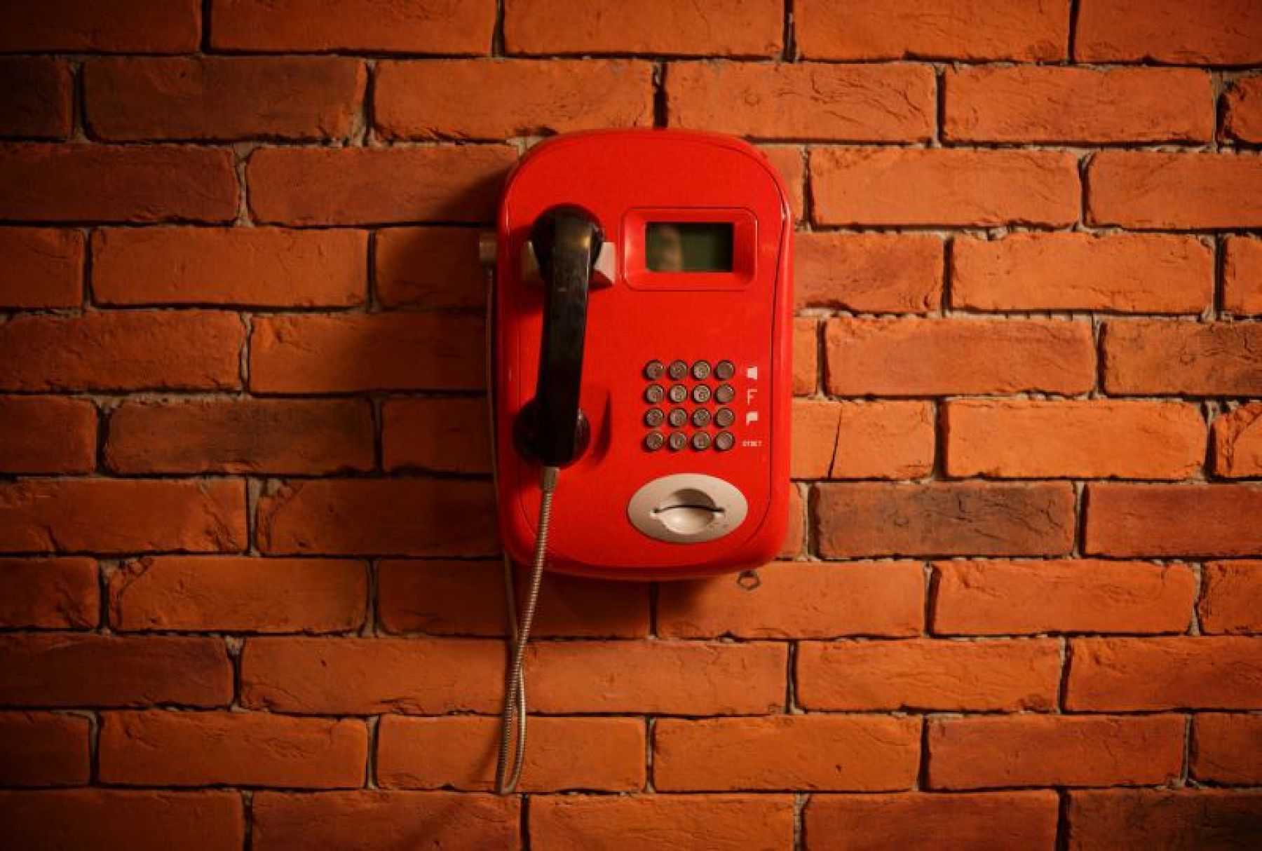 Кованая скамейка и уличный фонарь в фотостудии