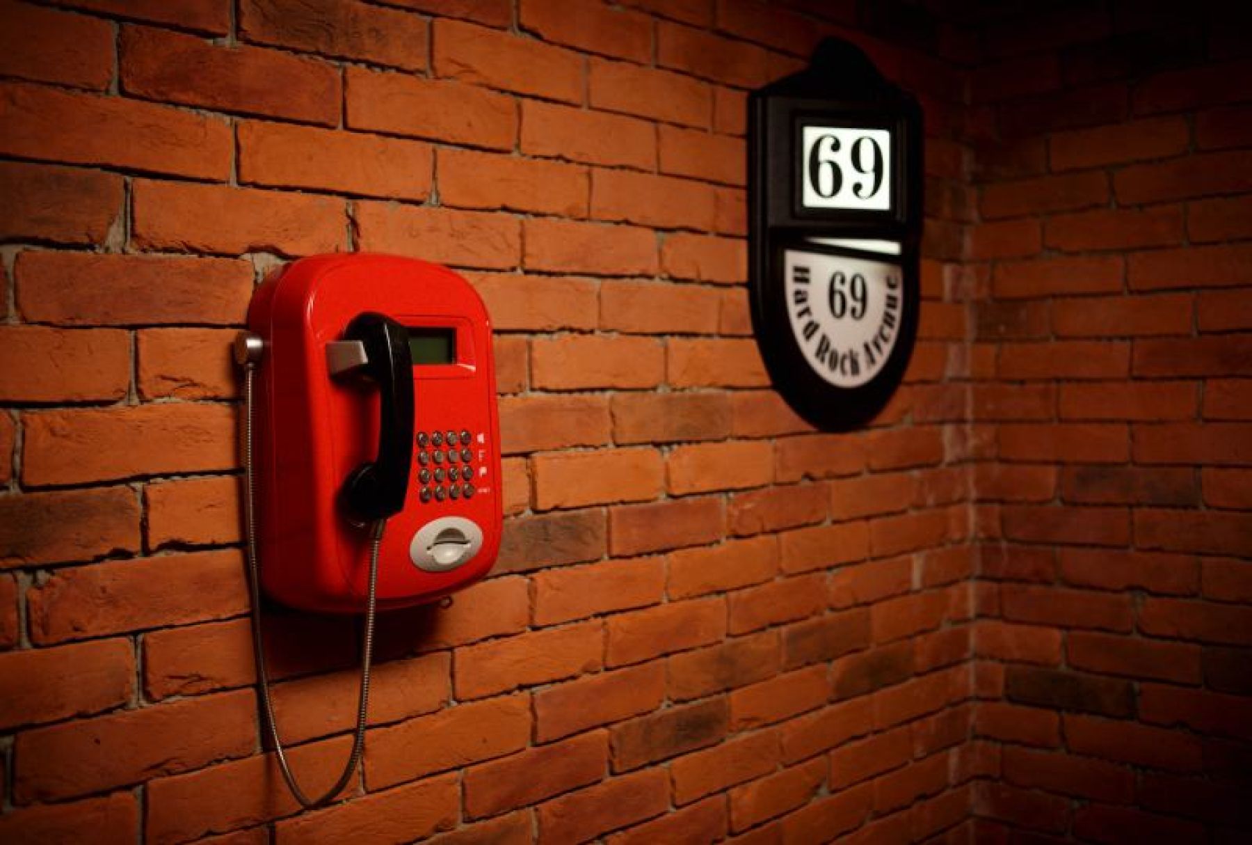 Интерьер зала Hard Rock Avenue с кирпичными стенами