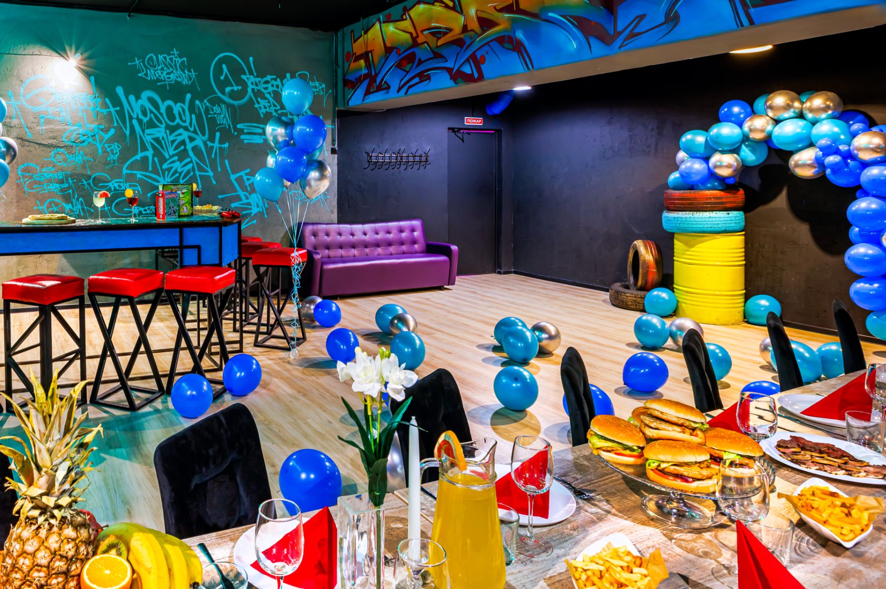 Стильный интерьер лофта с зоной для отдыха