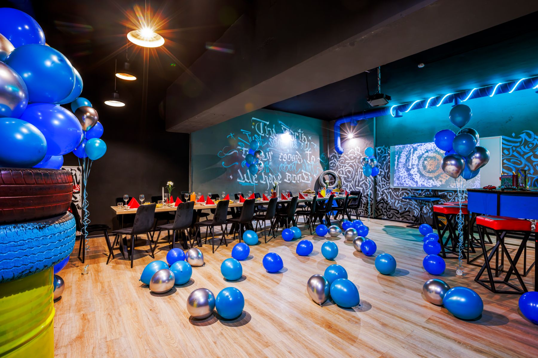 Лофт с неоновой подсветкой для танцев