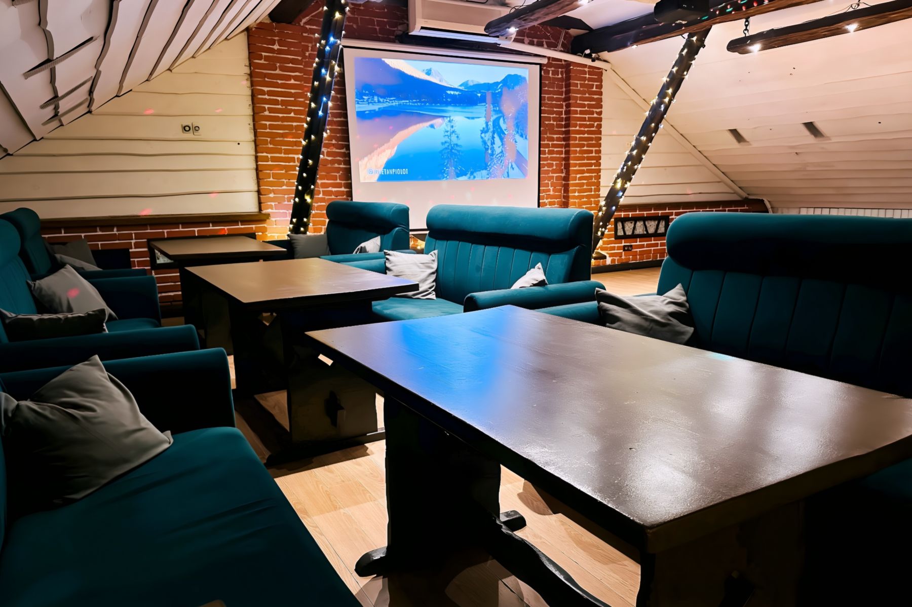 Интерьер лофта с барной стойкой