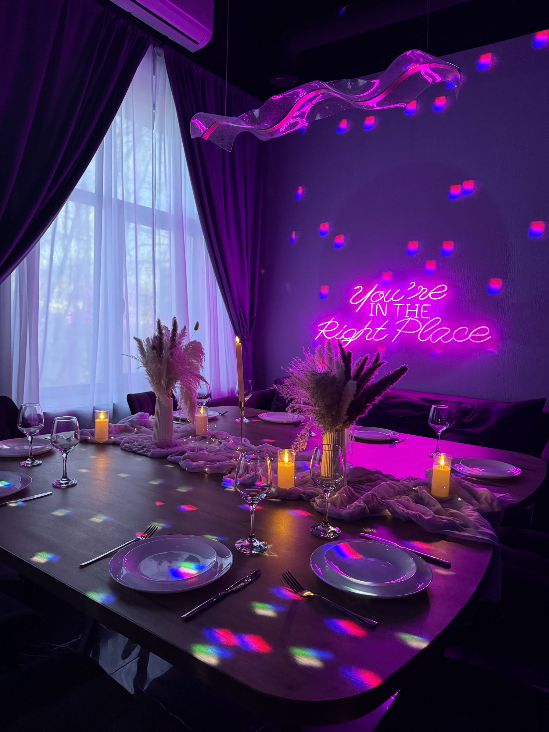 Интерьер Лофт Дримс с неоновой подсветкой