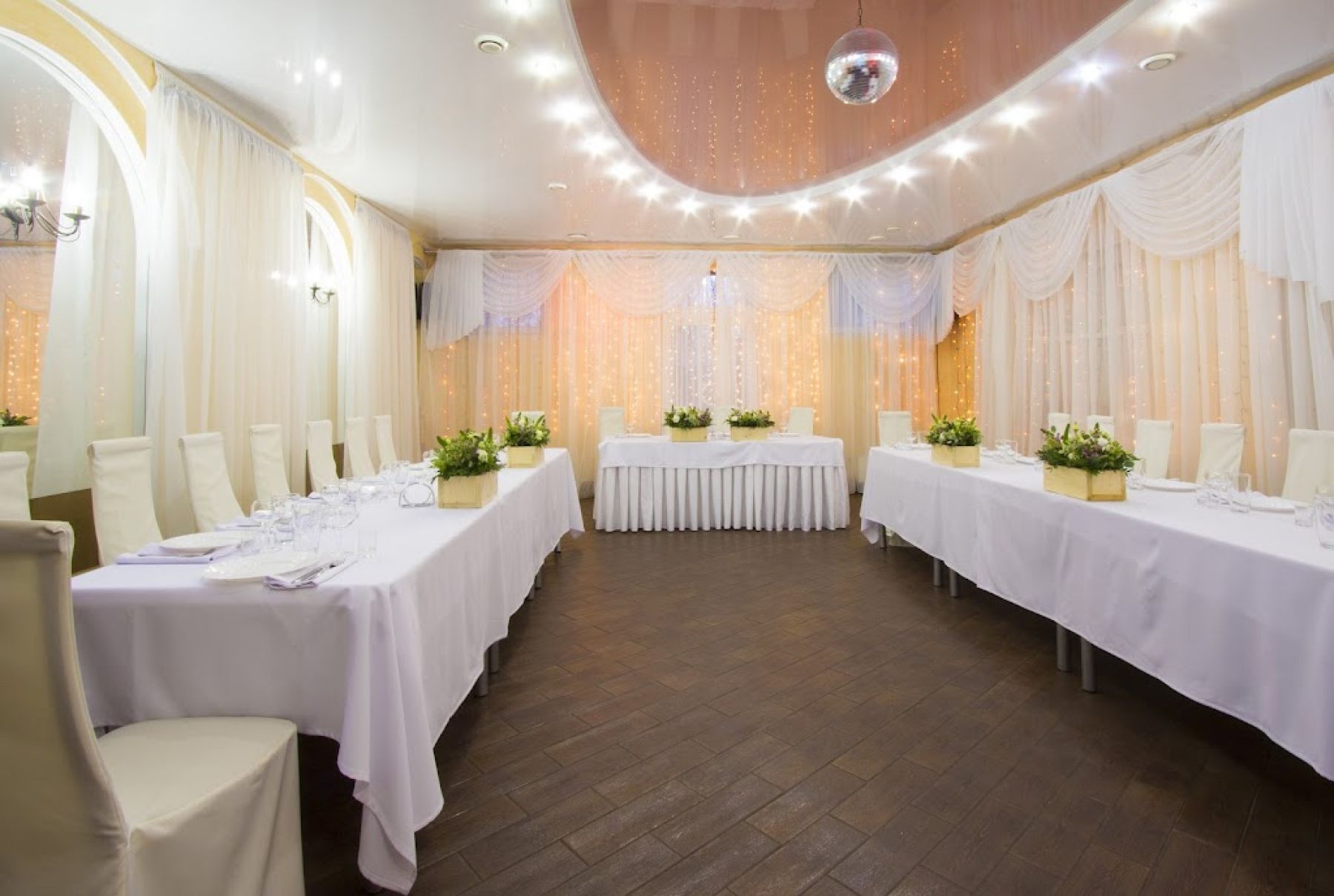 Оформление зала для свадьбы в отеле К-Визит