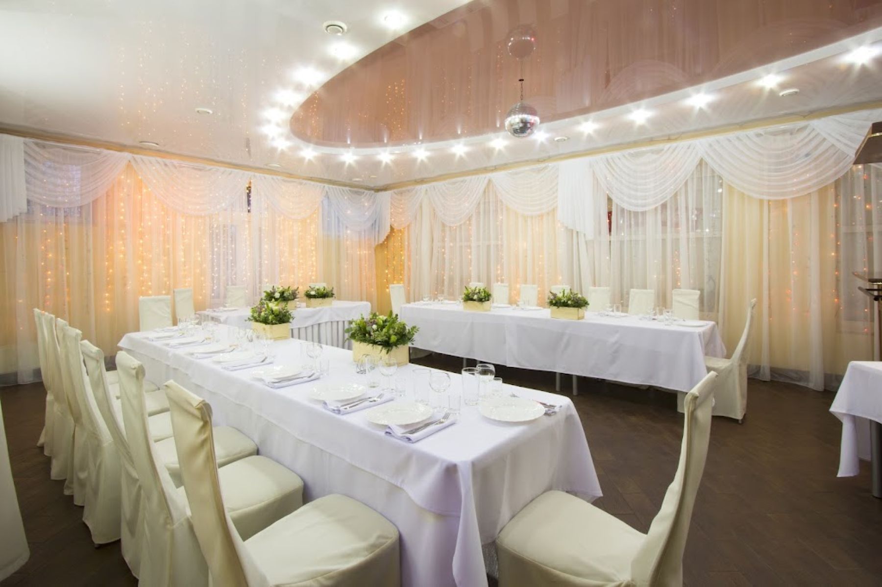 Уютная зона для отдыха в банкетном зале