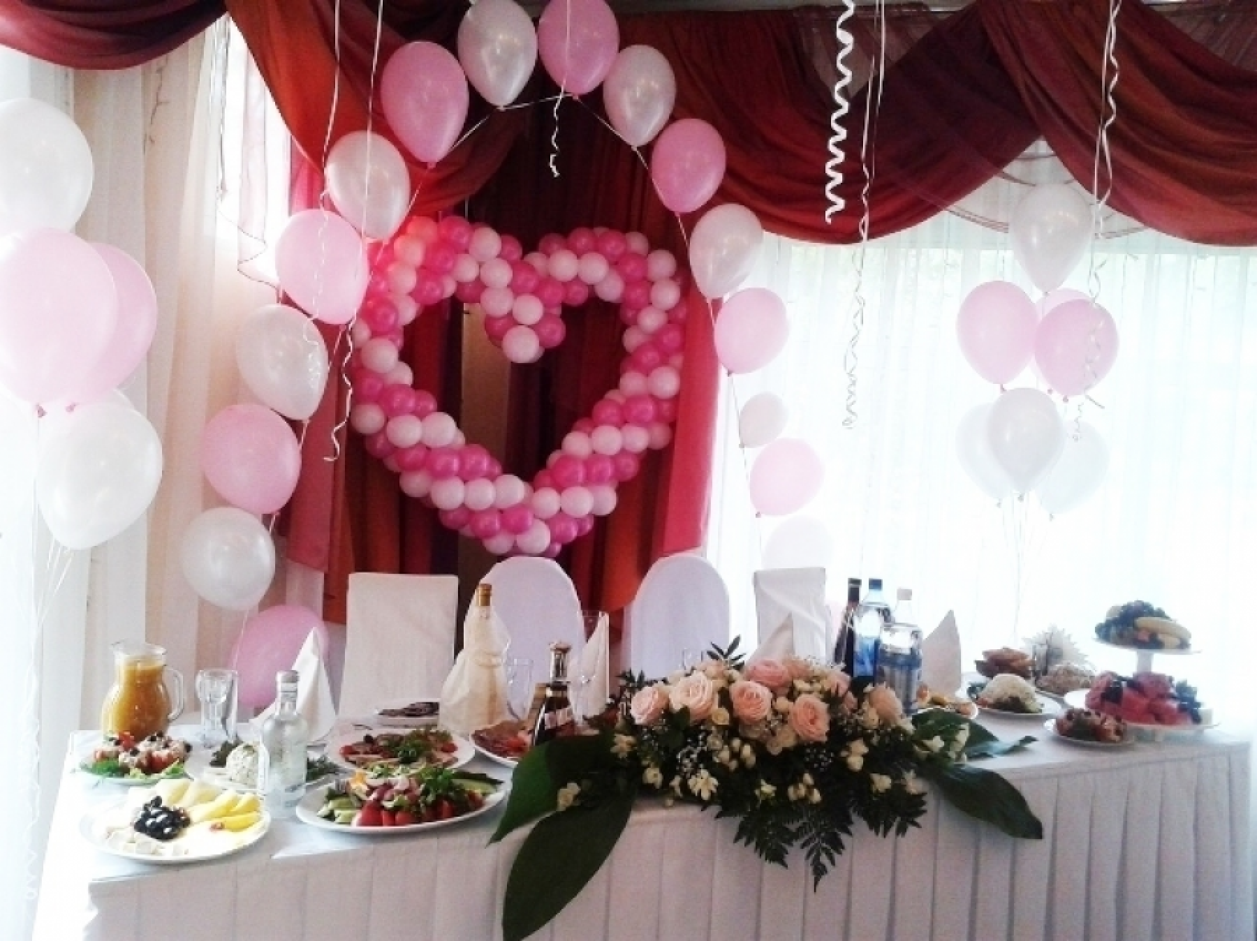 Территория отеля К-Визит с зелеными насаждениями