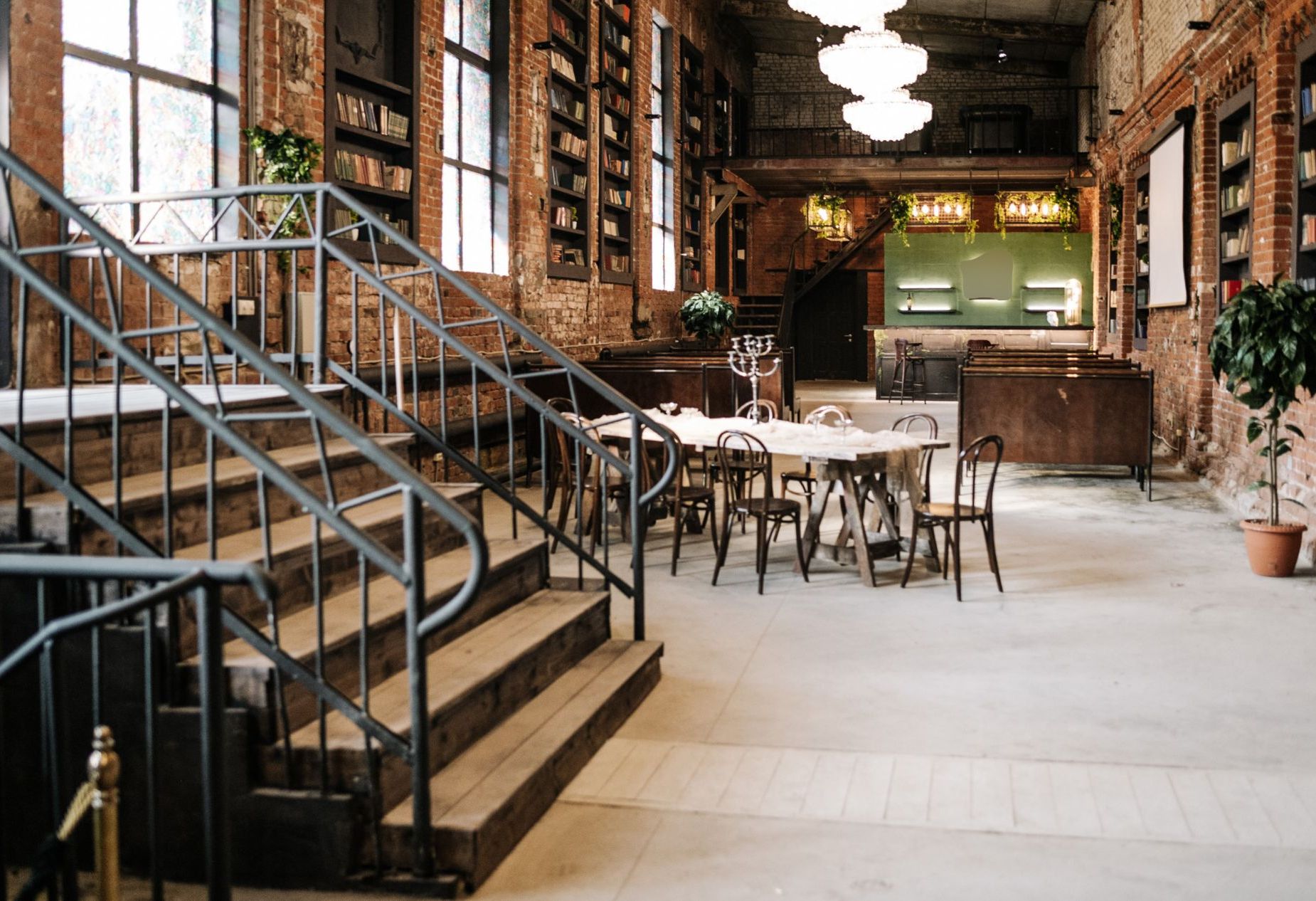 Барная стойка в лофте BIBLIOTEKA