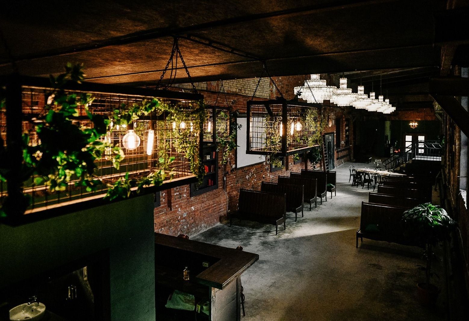 Интерьер лофта BIBLIOTEKA с витражными окнами