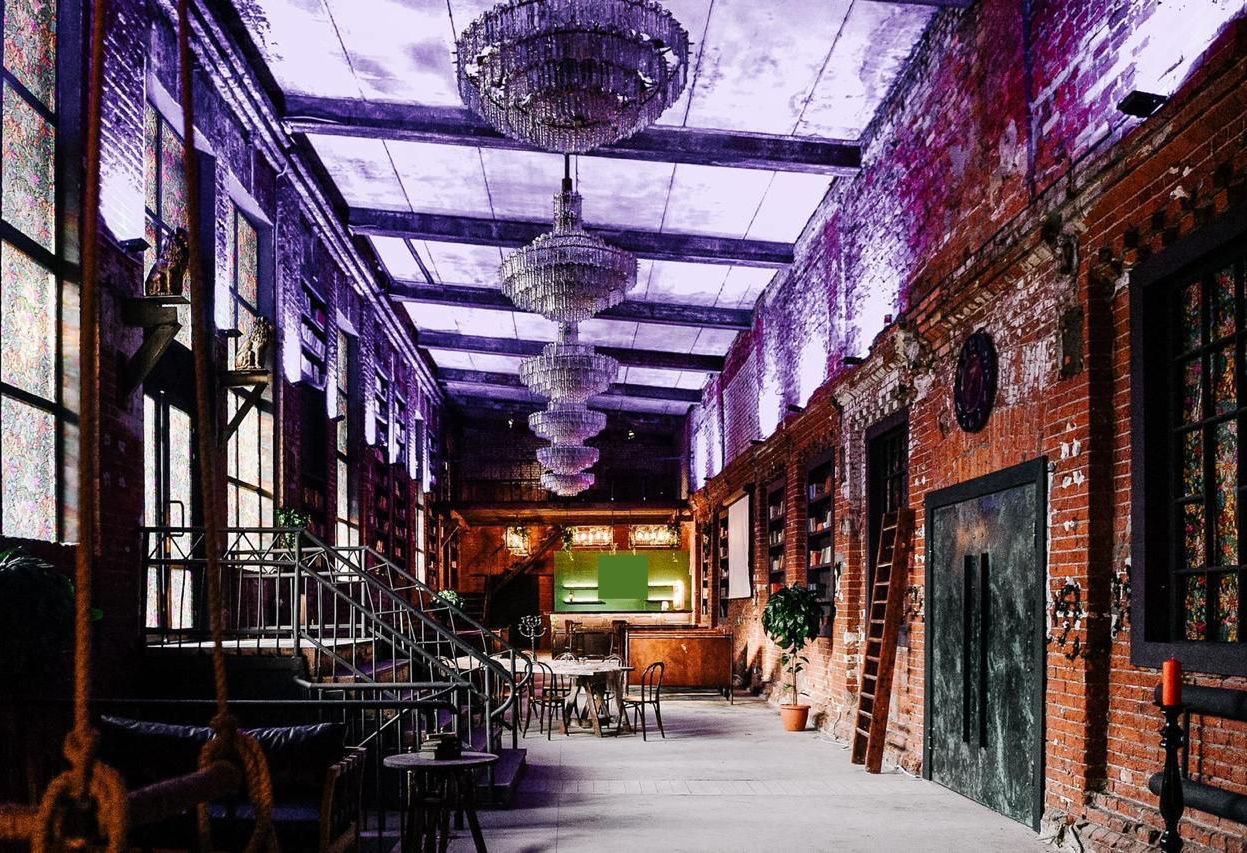 Лофт BIBLIOTEKA с высокими потолками и хрустальными люстрами