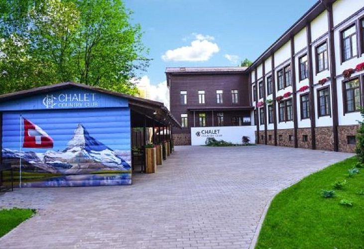 Летняя веранда Chalet Country Club с зелеными растениями