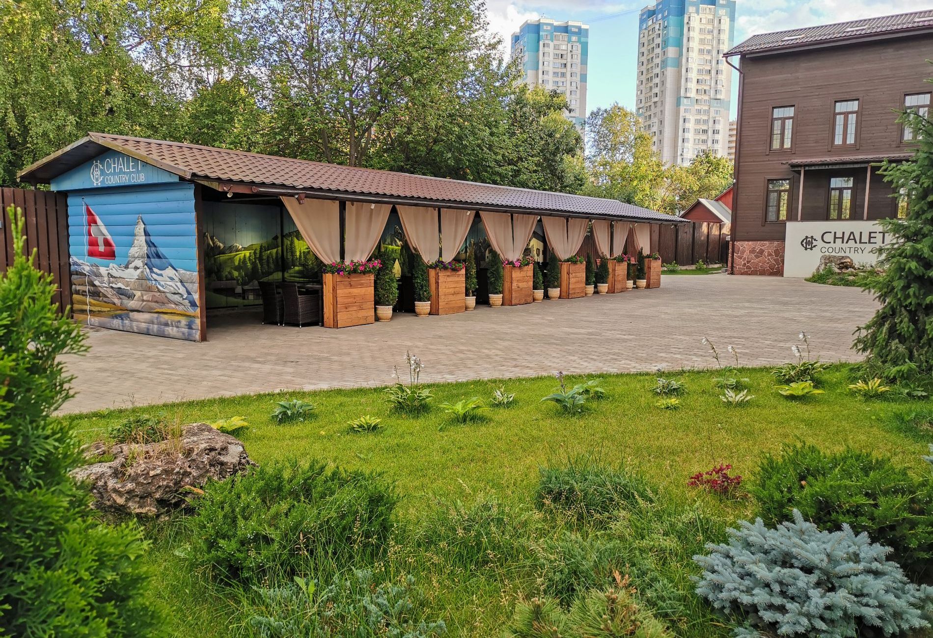 Веранда Chalet Country Club с ротанговой мебелью