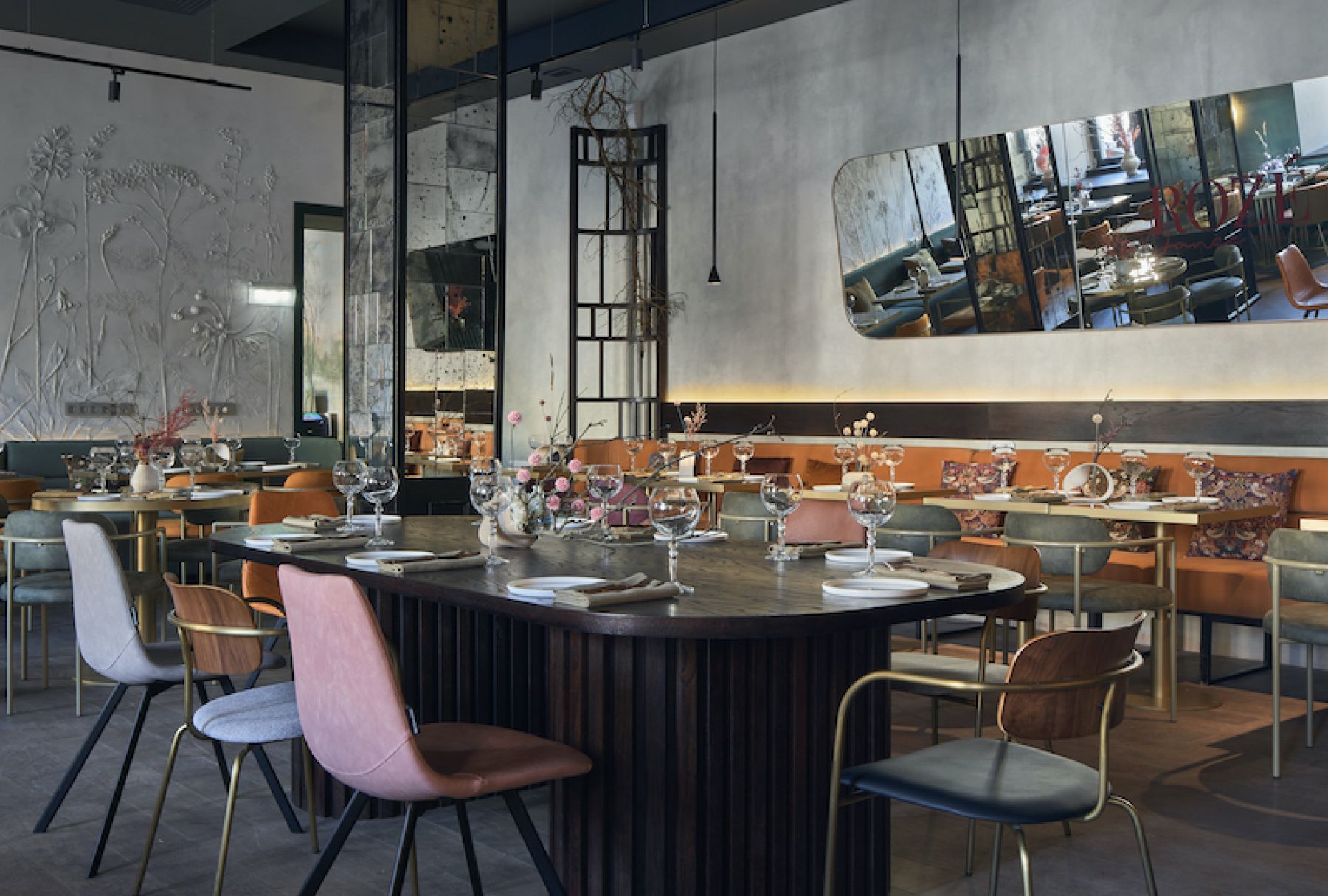 Внутренний интерьер ресторана ROZE and Dance