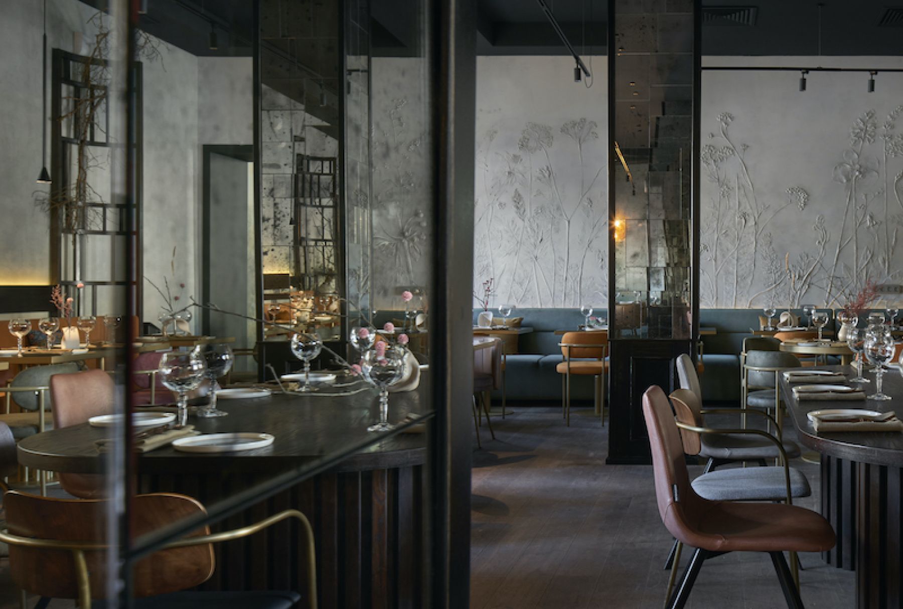 Столики в ресторане ROZE and Dance