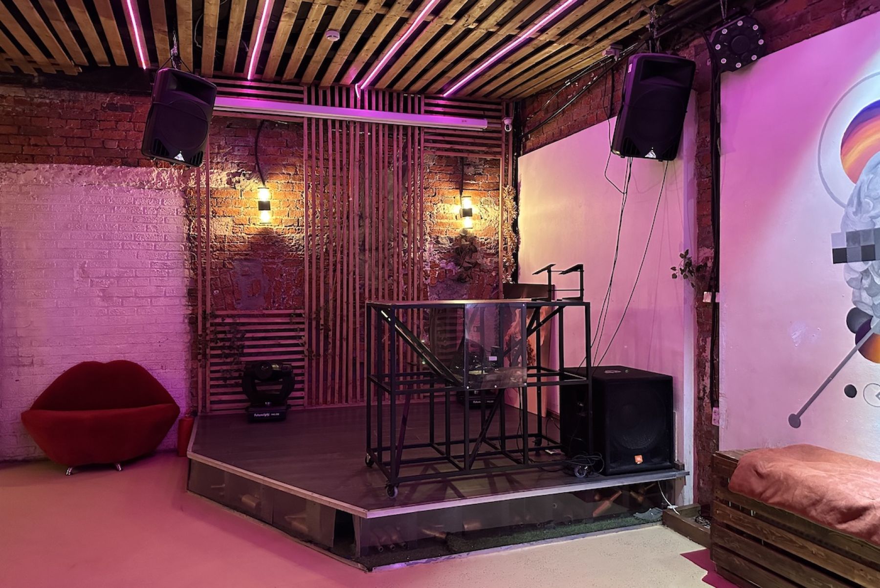 Интерьер лофта Олимп с кирпичной кладкой