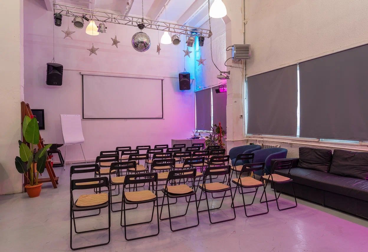 Зона для мероприятий в лофте