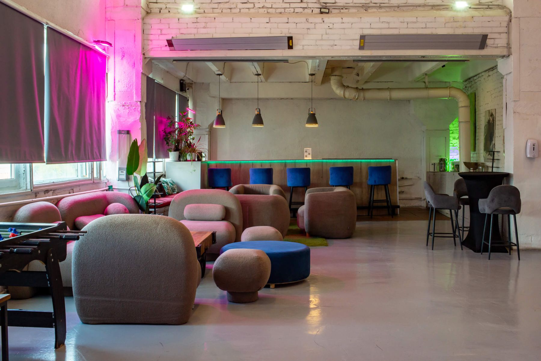 Интерьер лофта с высокими потолками