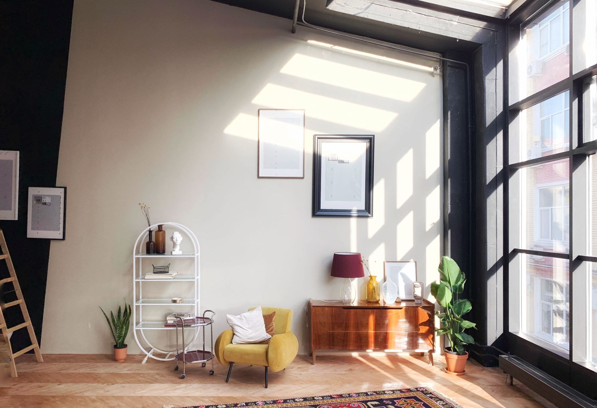 Уютная зона для отдыха в лофте