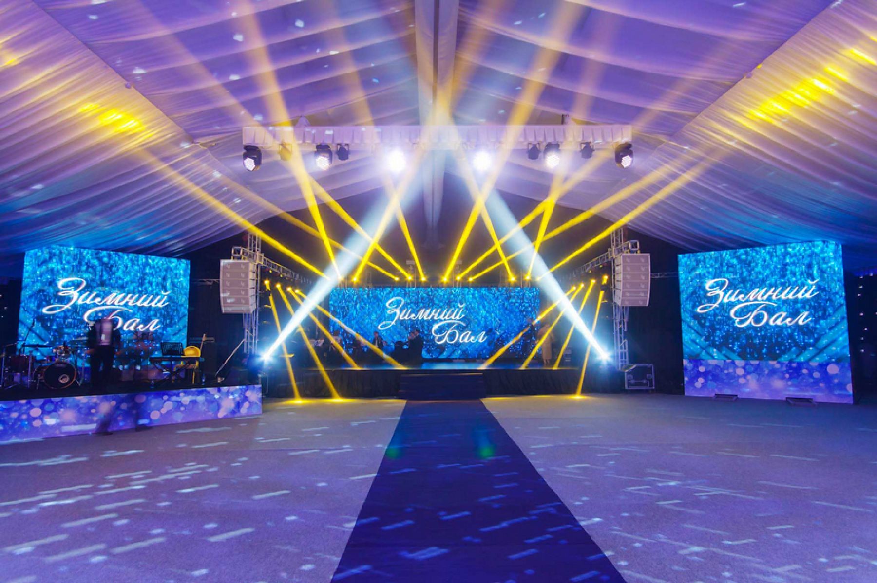 Интерьер арт-пространства с высокими потолками