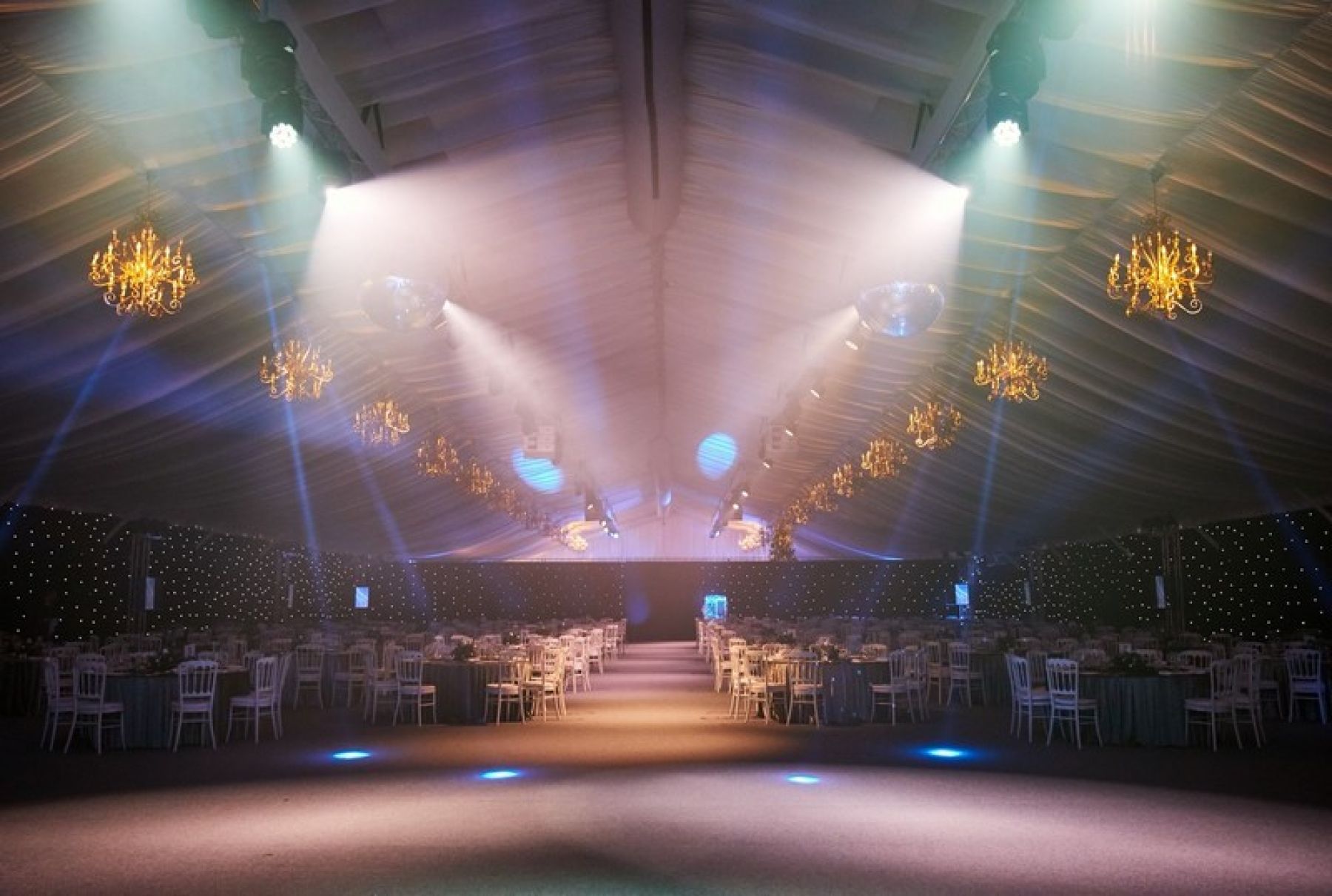 Сцена и музыкальное оборудование в арт-пространстве