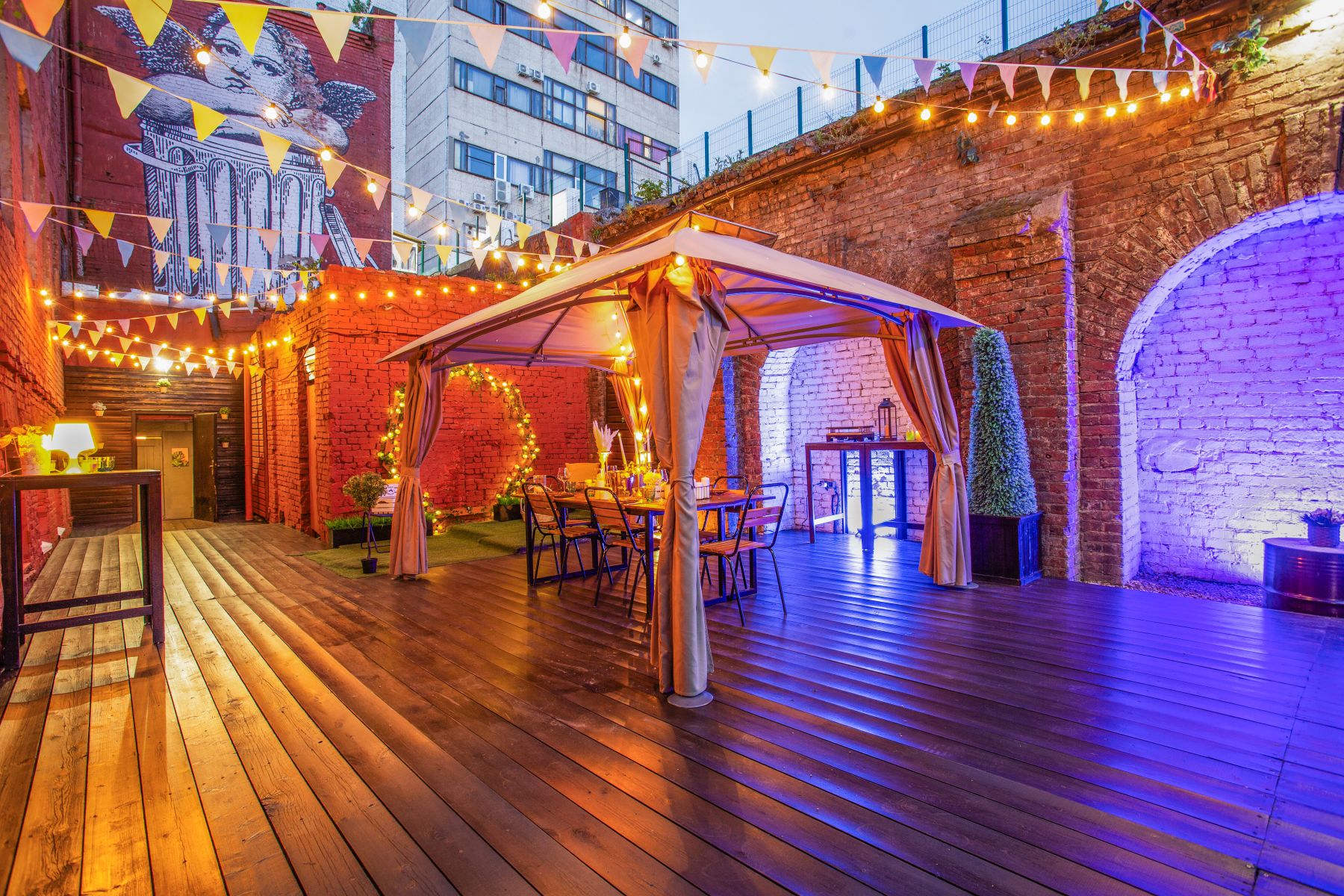 Интерьер лофта 1914 с темным кирпичом