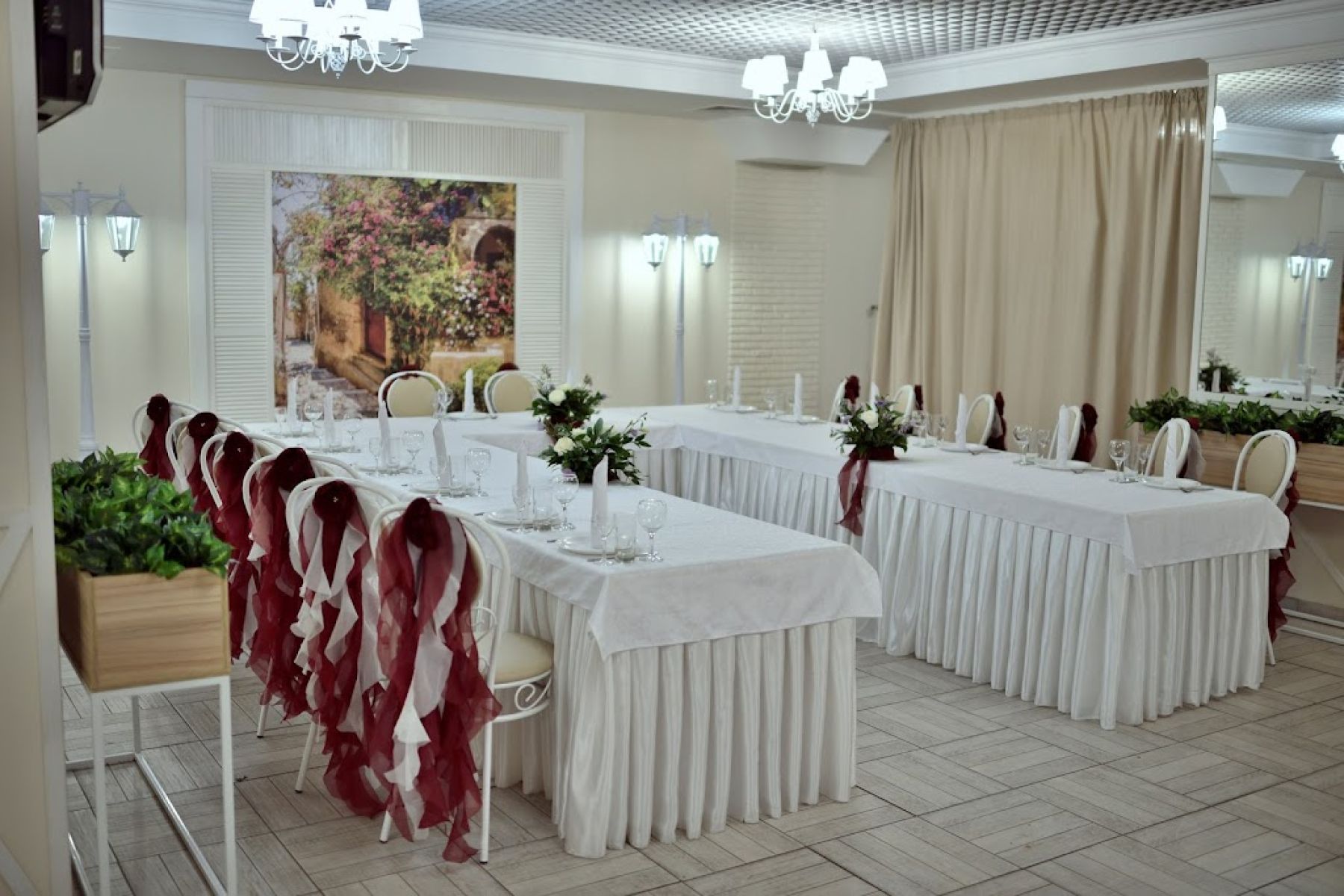 Уютный интерьер банкетного зала с белыми столами