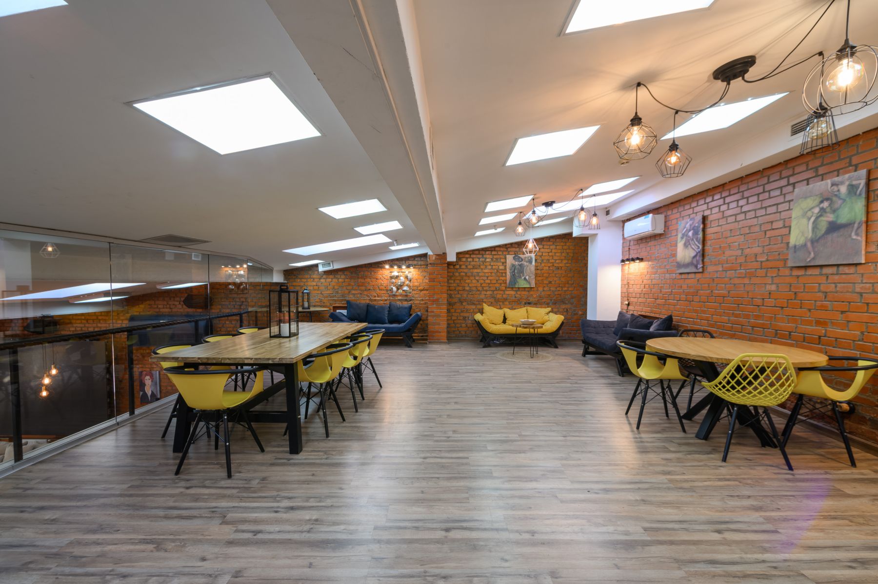 Просторный зал для мероприятий в лофте