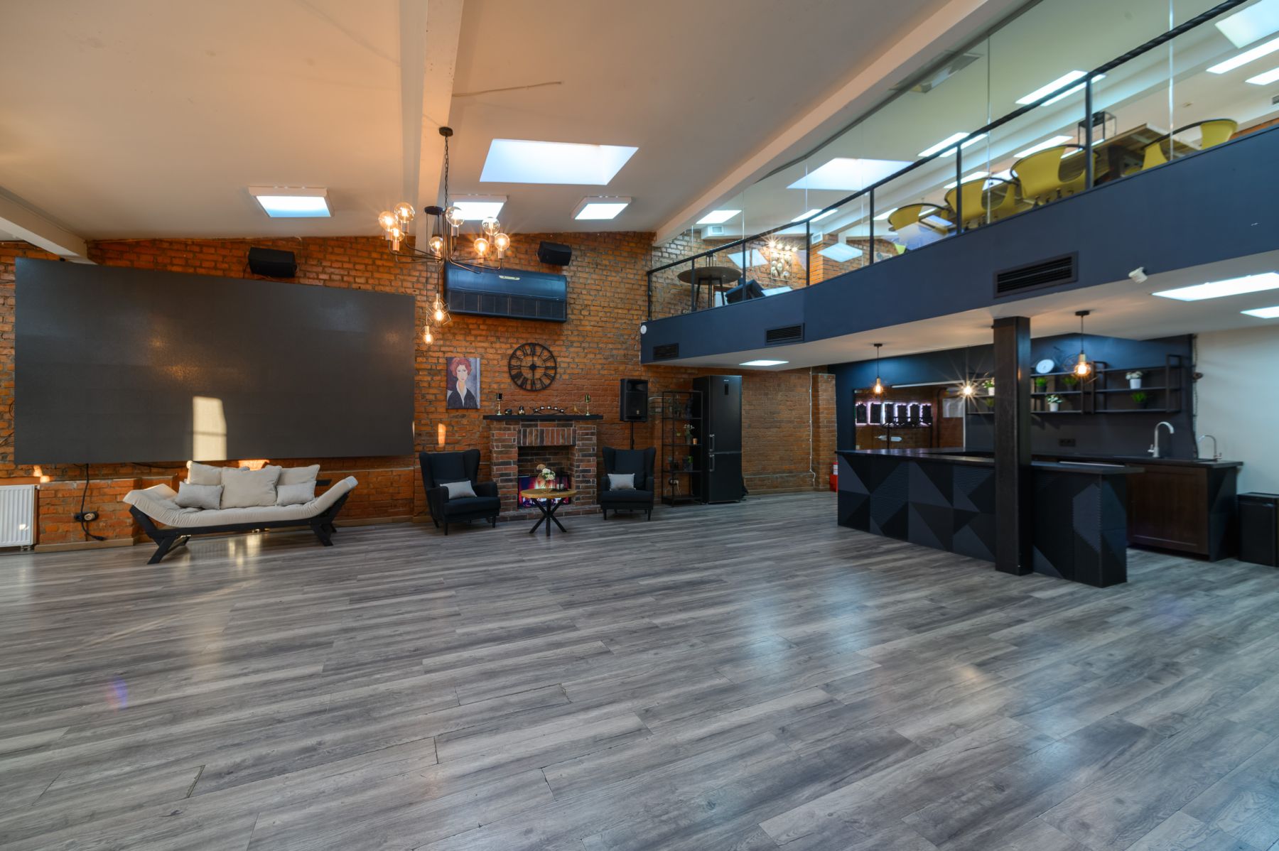 Светлый лофт для банкетов и фуршетов