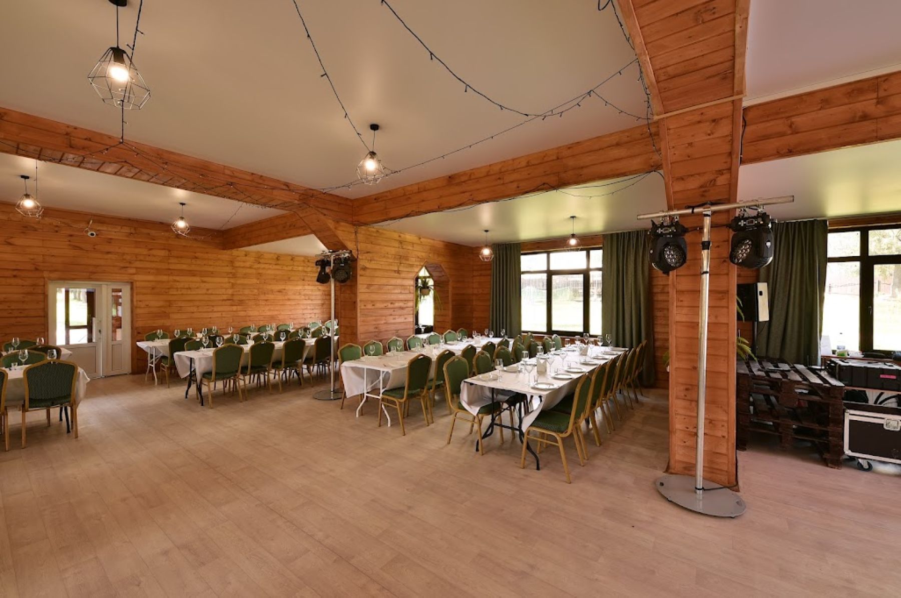 Зал кафе Goldy Land, свадебное оформление