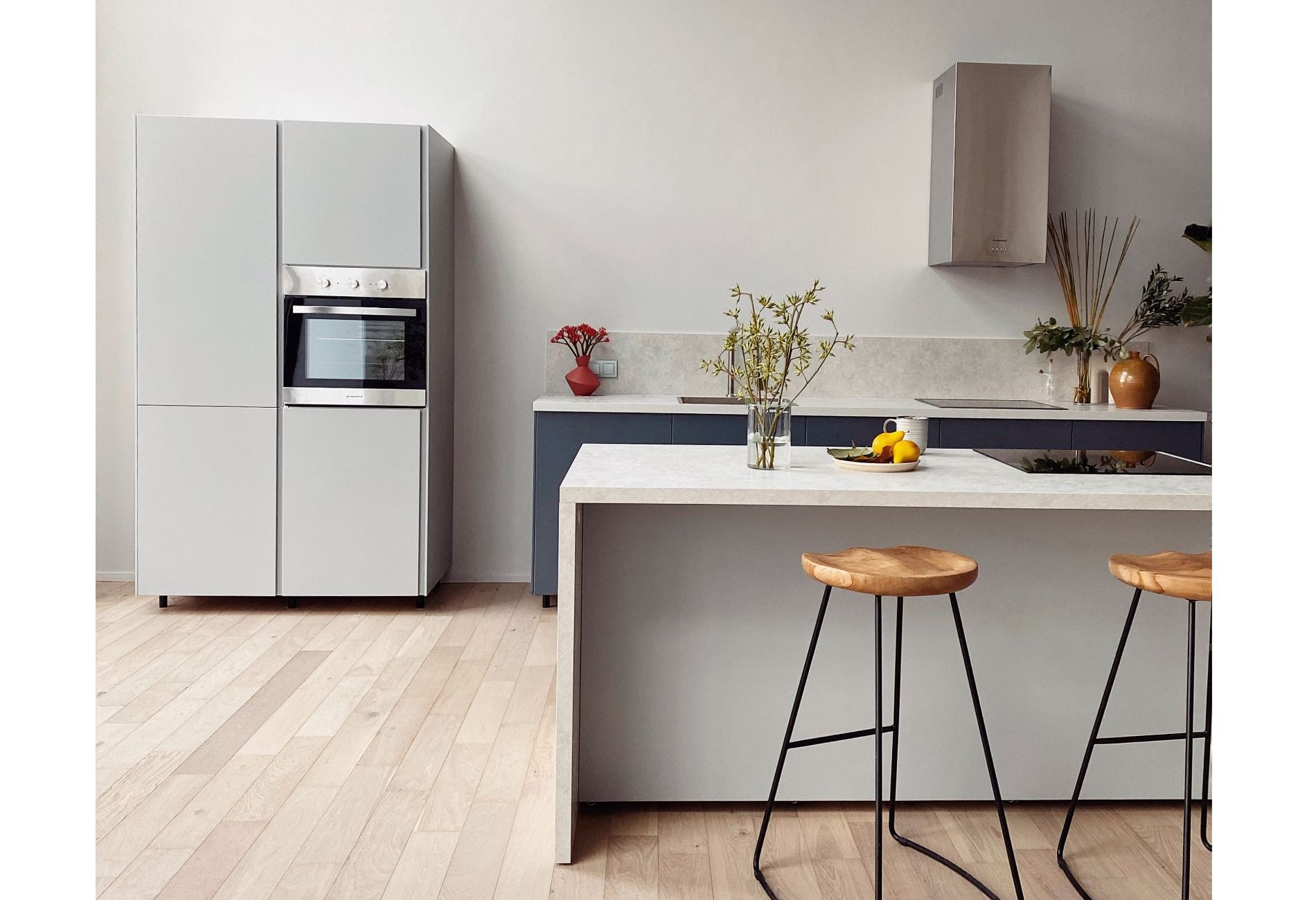 Стильный зал для мероприятий с панорамными окнами