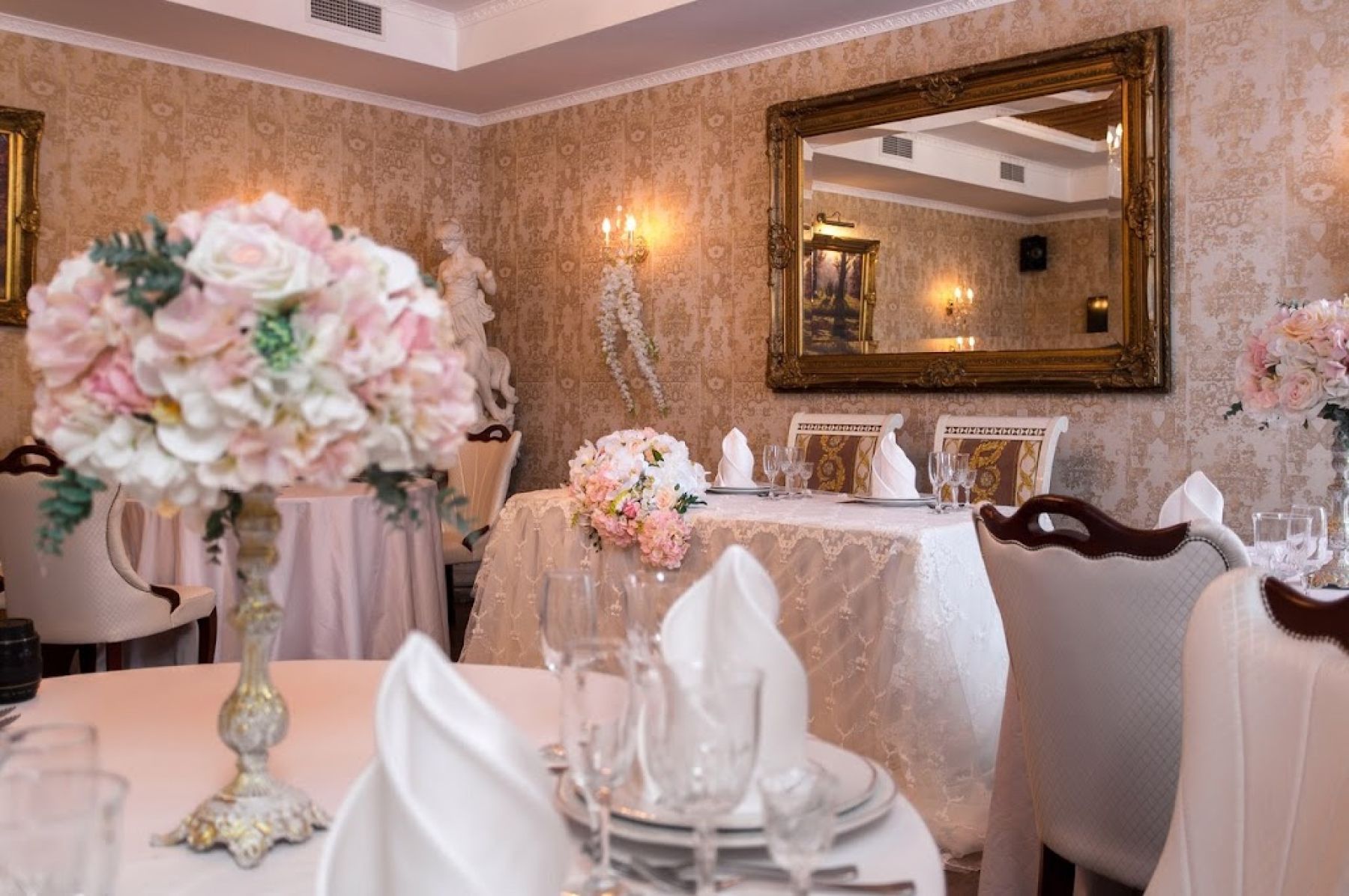 Основной зал ресторана ParkKing