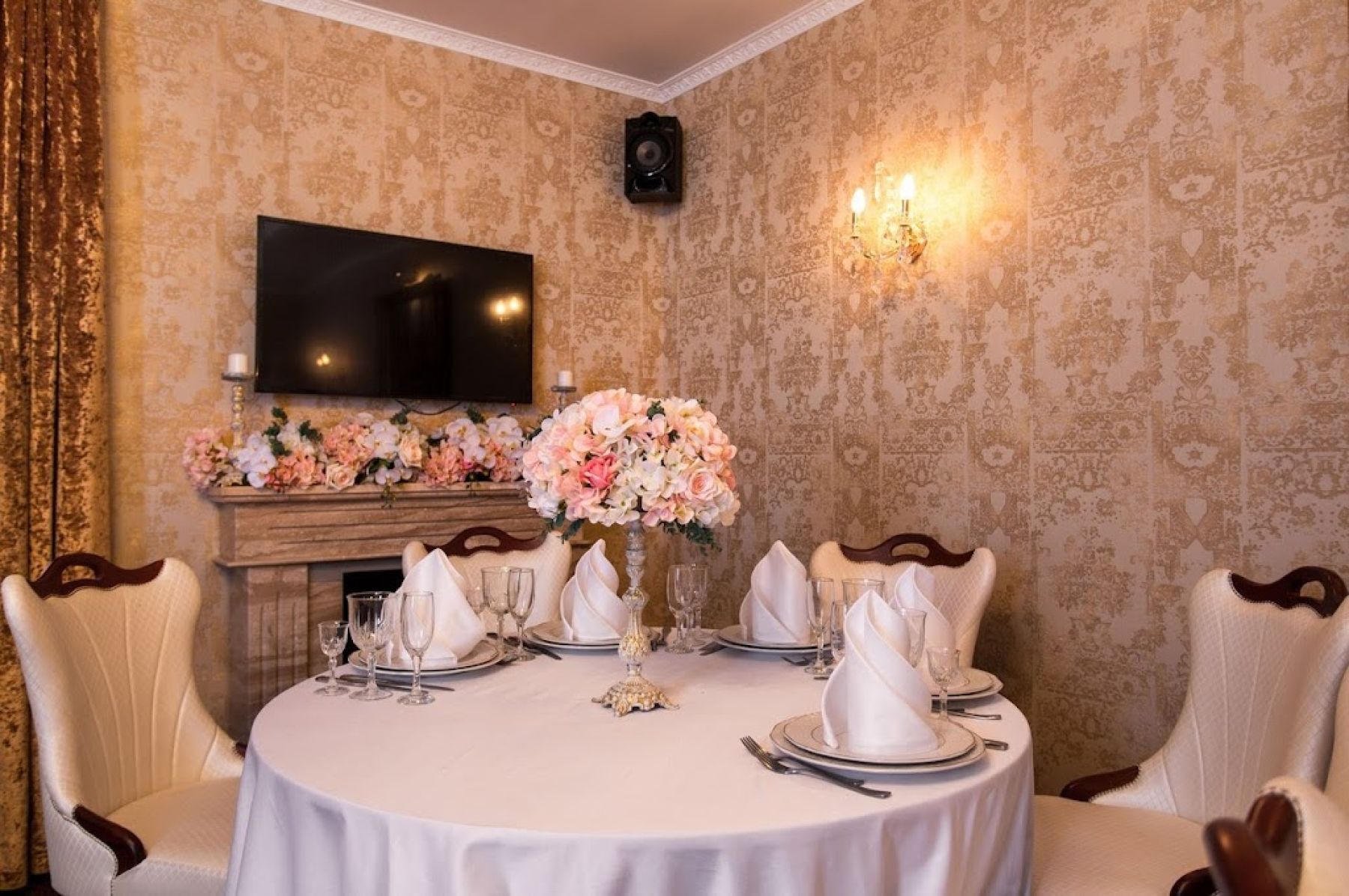 Сцена и музыкальное оборудование в ParkKing