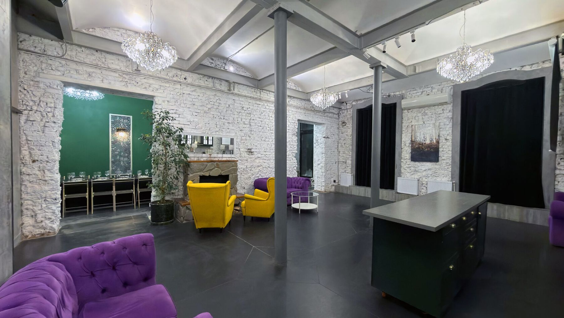 Интерьер белого лофта на Бауманской с арочными потолками