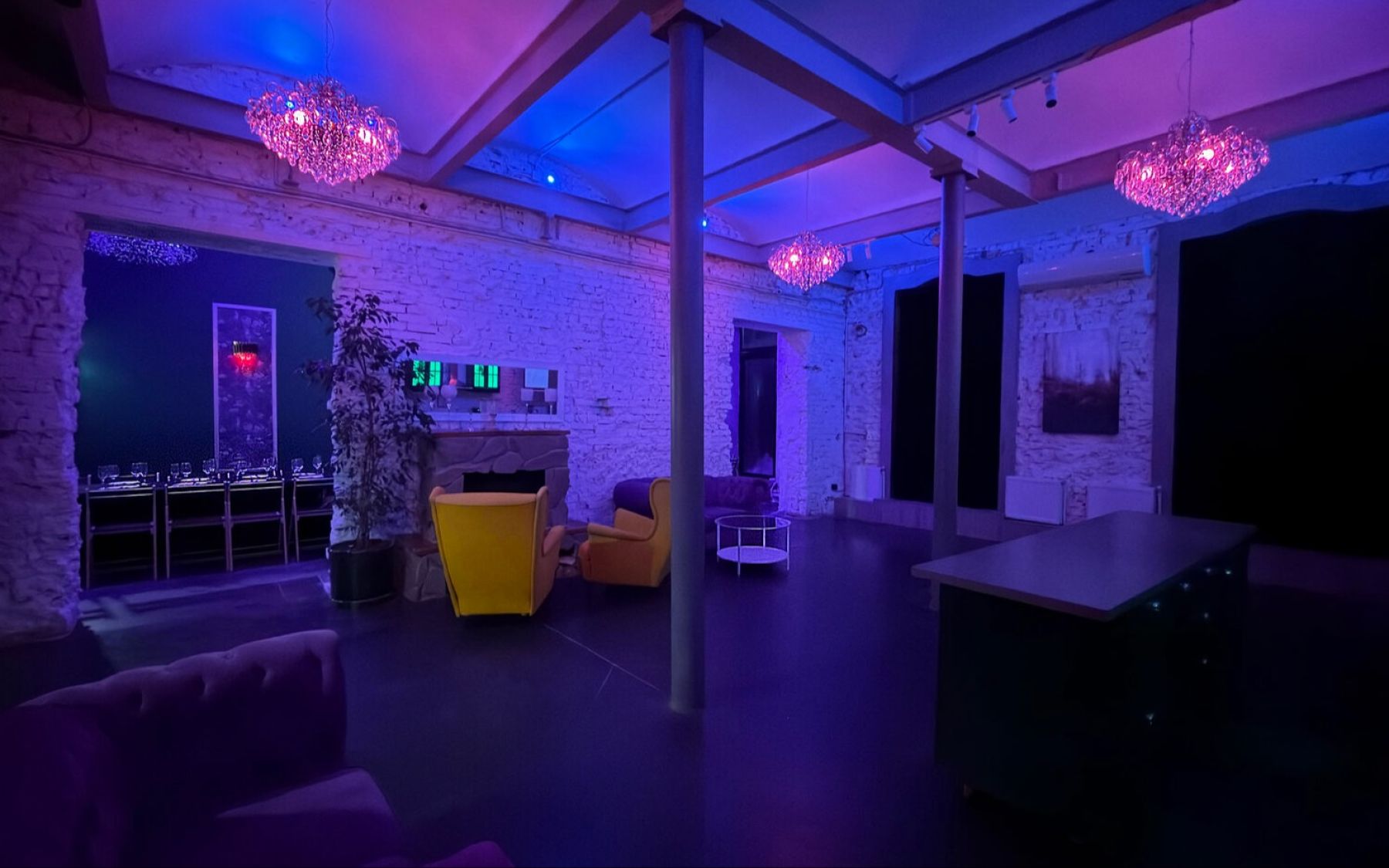 Стильный белый лофт на Бауманской - общий вид