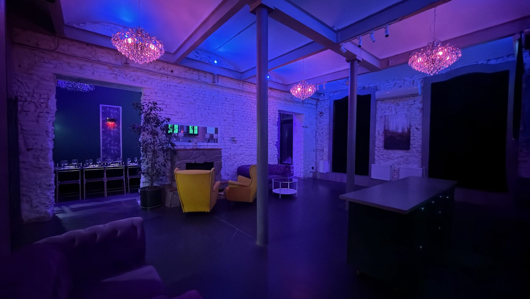 Кухня в белом лофте на Бауманской