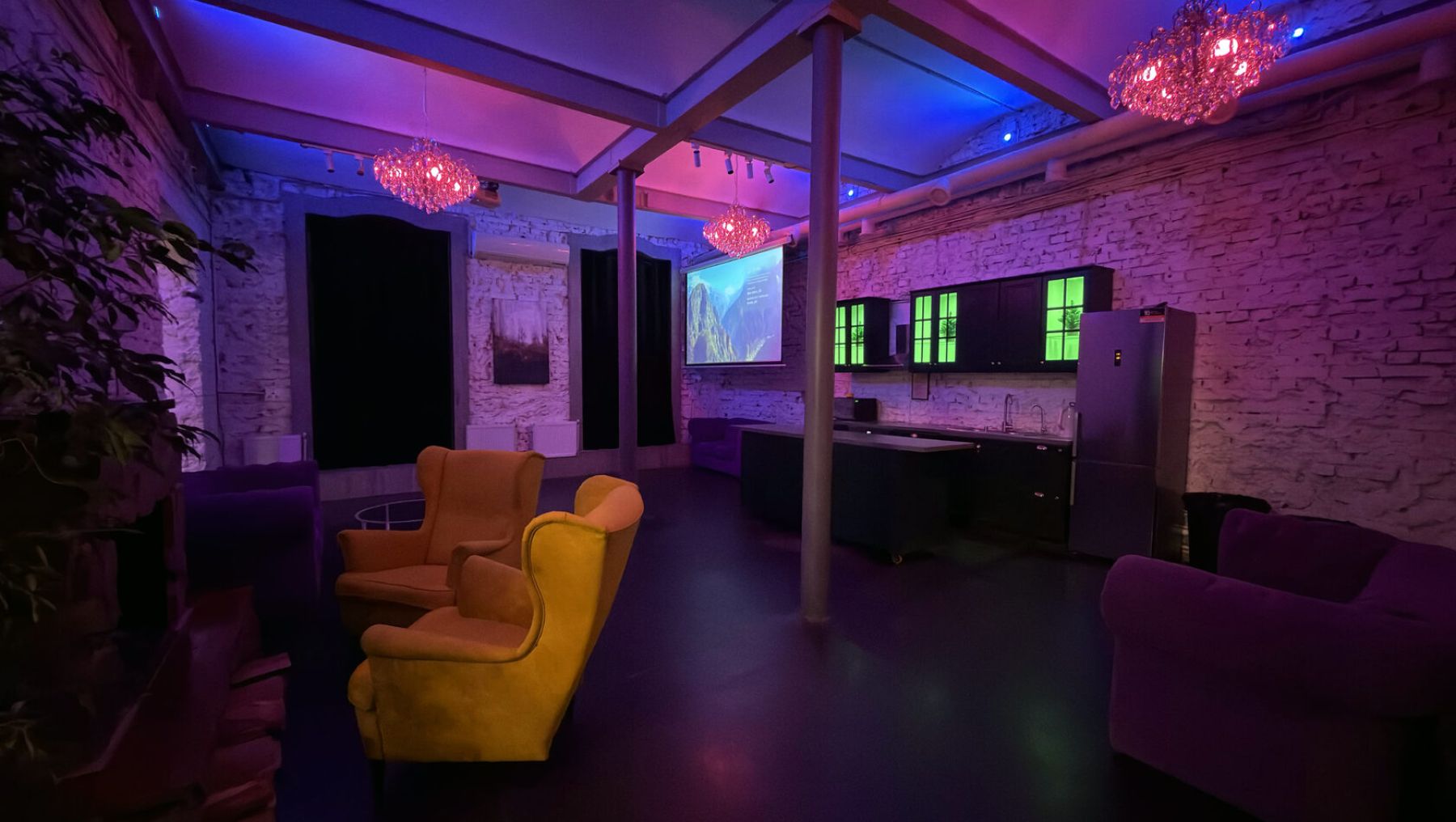 Светлый интерьер и уютная атмосфера белого лофта на Бауманской