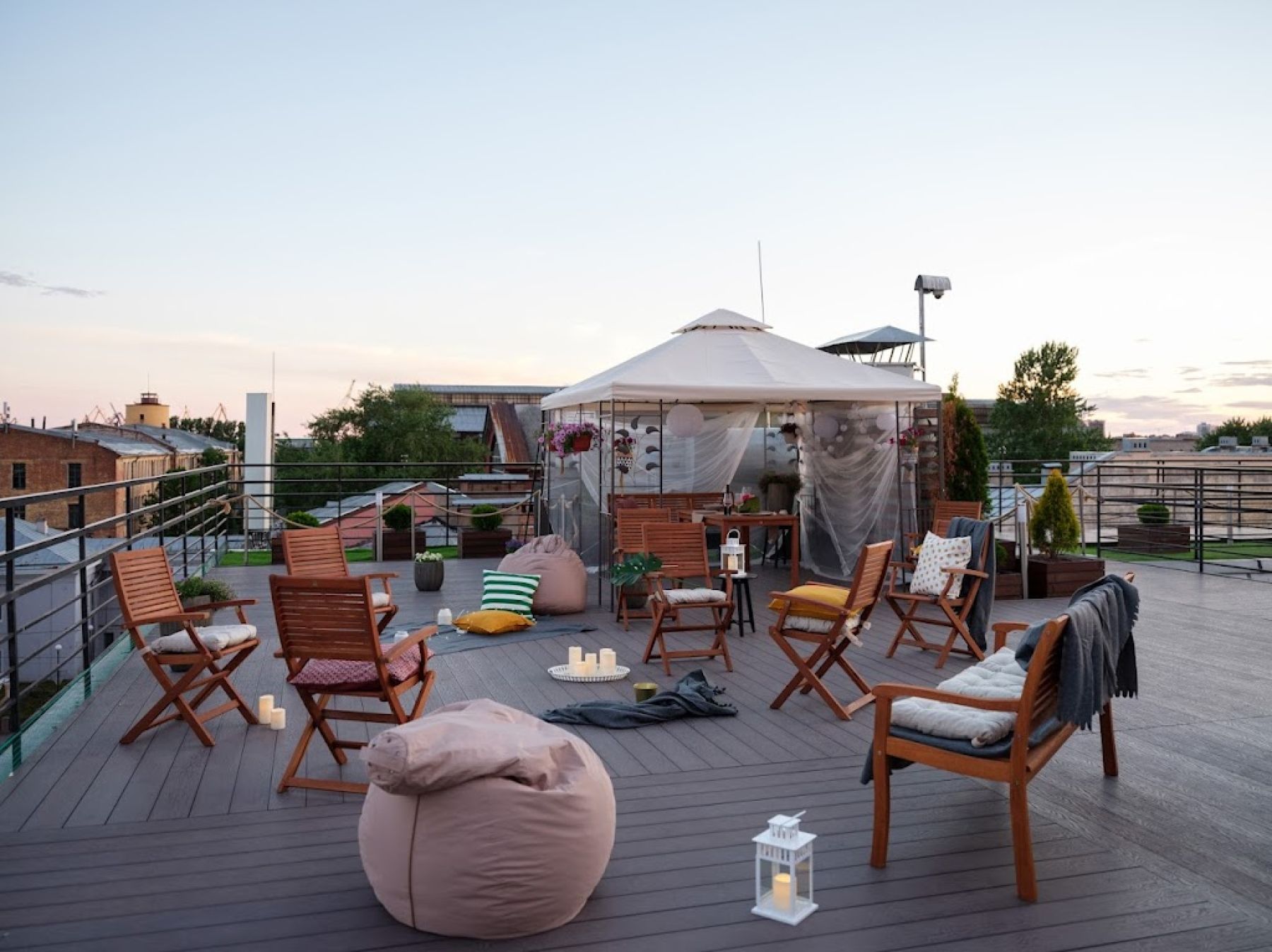 Уютная обстановка террасы «Между небом и Невой»